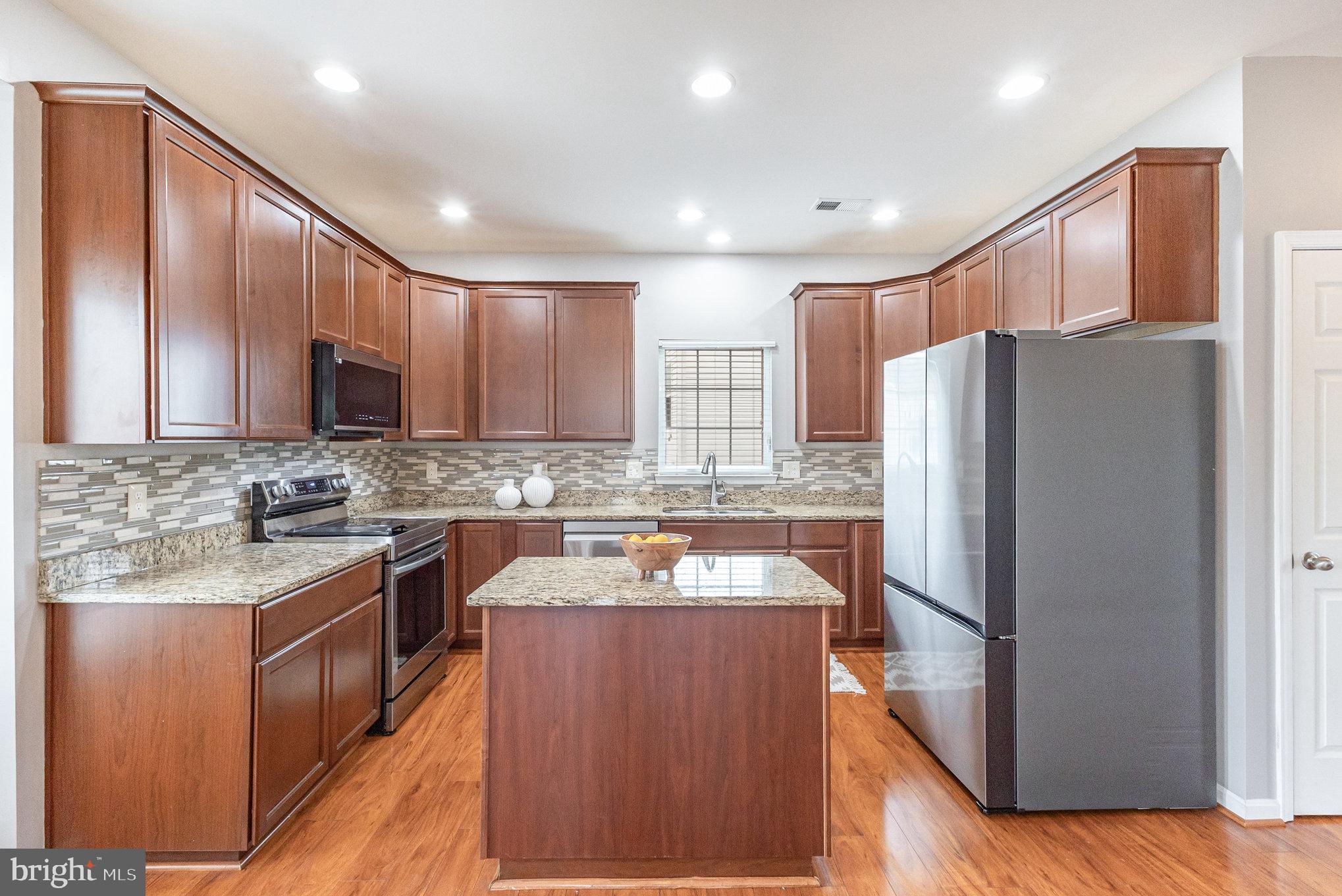 LAKE POINT ROUND HILL - Residential