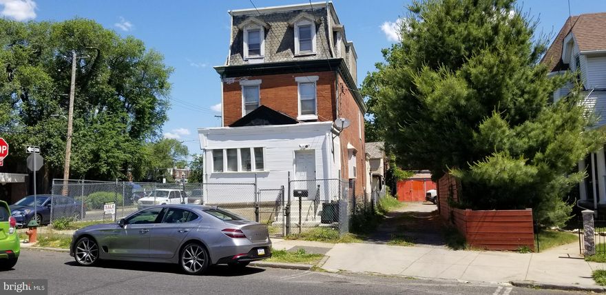 INVESTMENT ALERT !!! ,  LOWERD PRICE !!!  LOWERED PRICE !!!!
Corner 2.5 story building . 2 units now,, 1 ST FLOOR : OCCUPIED TENANT , 2 BEDS , 1 KITCHEN , 1 BATHROOM , TENANT PAYS $750.00 /MONTH  ,  2ND FLOOR ,: 1 BED , 1 KITCHEN , 1 BATHROOM, OCCUPIED TENANT, HE PAYS $750.00 , 3 units in this 3 story building . go in main door and another door then go up stairs and open door and go in room. including rear car garage ( 2 cars )