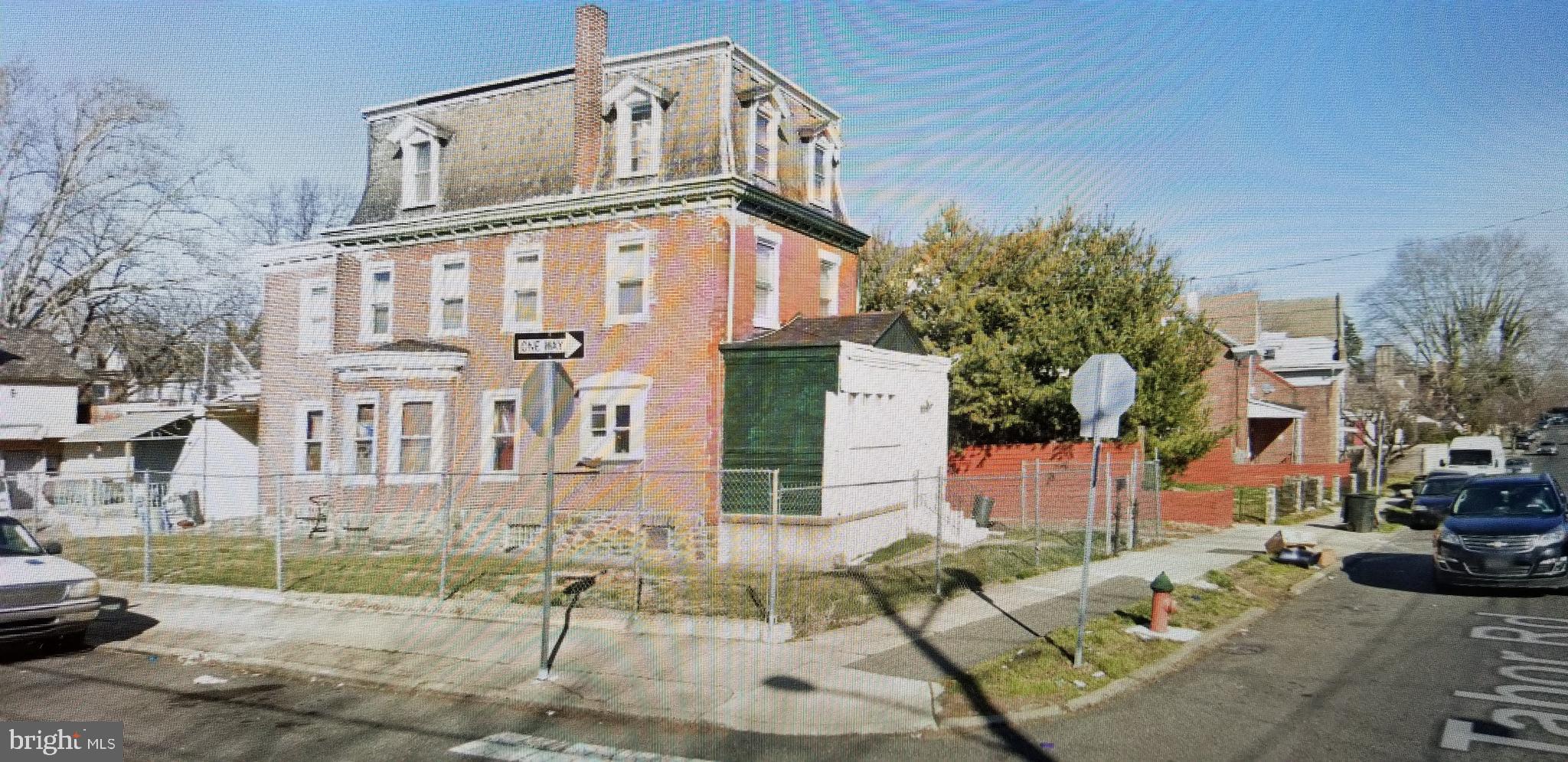 Main image without alt text