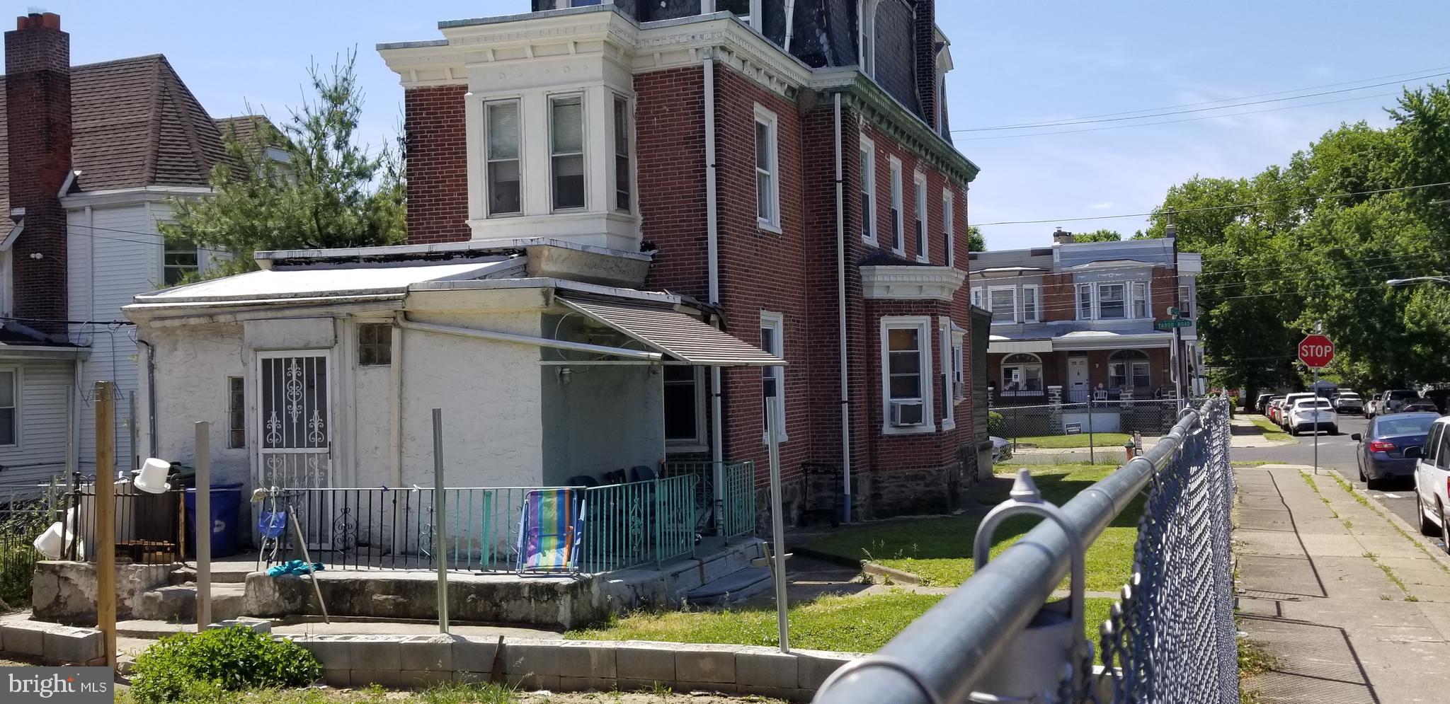 Main image without alt text