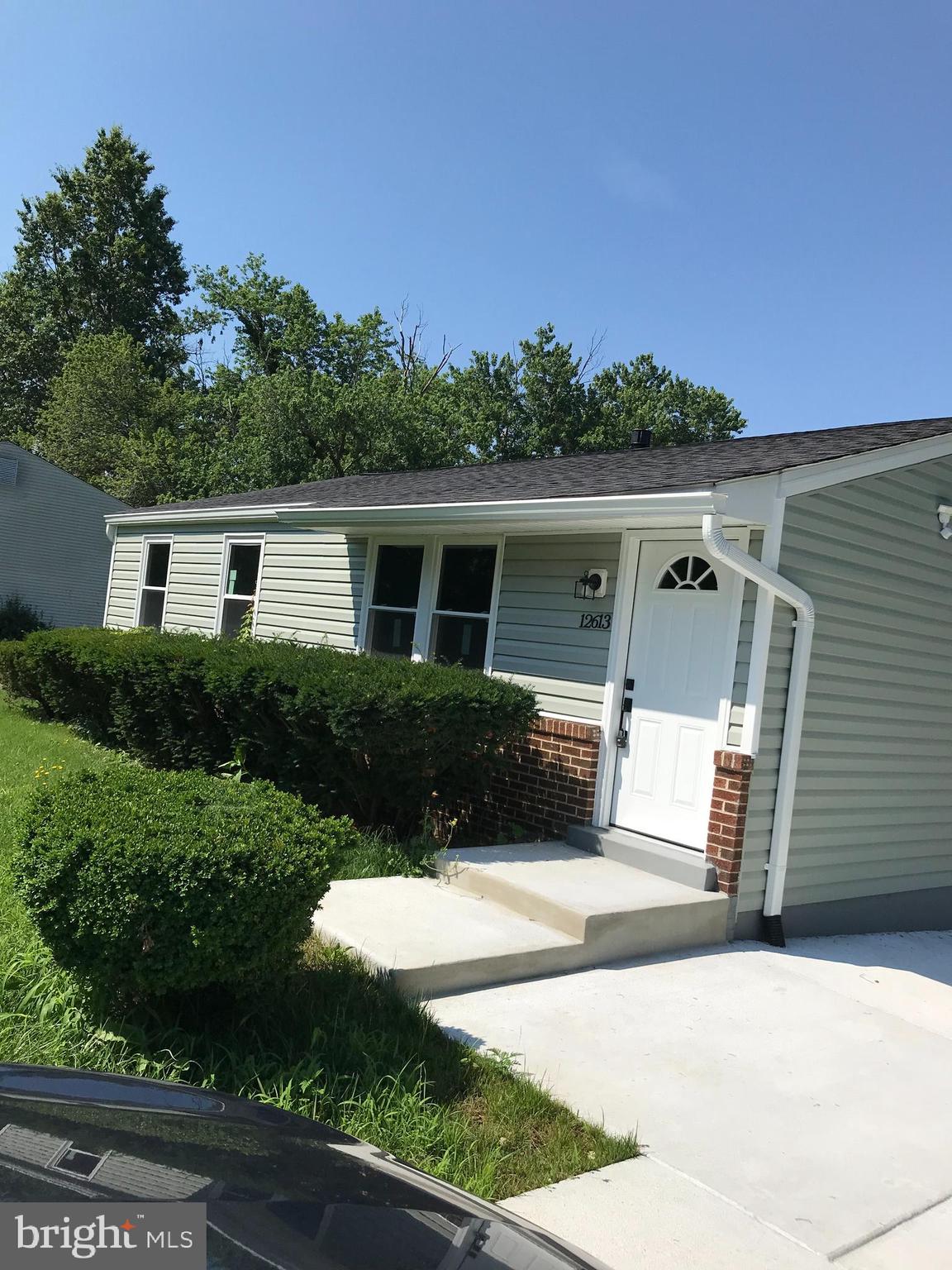 A MUST-SEE single-family home that has been totally renovated. There are 5 Bedrooms and 2 Baths. The kitchen is roomy and nice with Stainless Steel appliances and beautiful lighting. Really nice hardwood and laminate flooring; new windows; ceiling fans; New Washer and Dryer. You will be totally impressed with this house. Huge back yard and Patio. If you like raising your own vegetables, there's plenty of space for a wonderful garden. The house is definitely a winner and in a nice, quiet neighborhood. Modern and Gorgeous!
AMAZING! Call Larry Haley to schedule a showing.