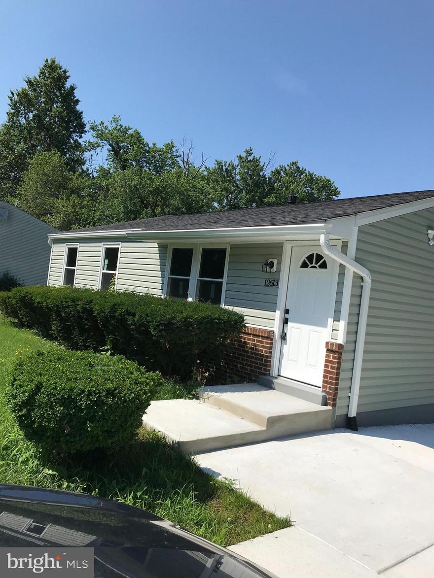 A MUST-SEE single-family home that has been totally renovated.  There are 5 Bedrooms and 2 Baths.  The kitchen is roomy and nice with Stainless Steel appliances and beautiful lighting. Really nice hardwood and laminate flooring; new windows; ceiling fans; New Washer and Dryer.  You will be totally impressed with this house.  Huge back yard and Patio.  If you like raising your own vegetables, there's plenty of space for a wonderful garden. The house is definitely a winner and in a nice, quiet neighborhood. Modern and Gorgeous!
AMAZING!  Call Larry Haley to schedule a showing.