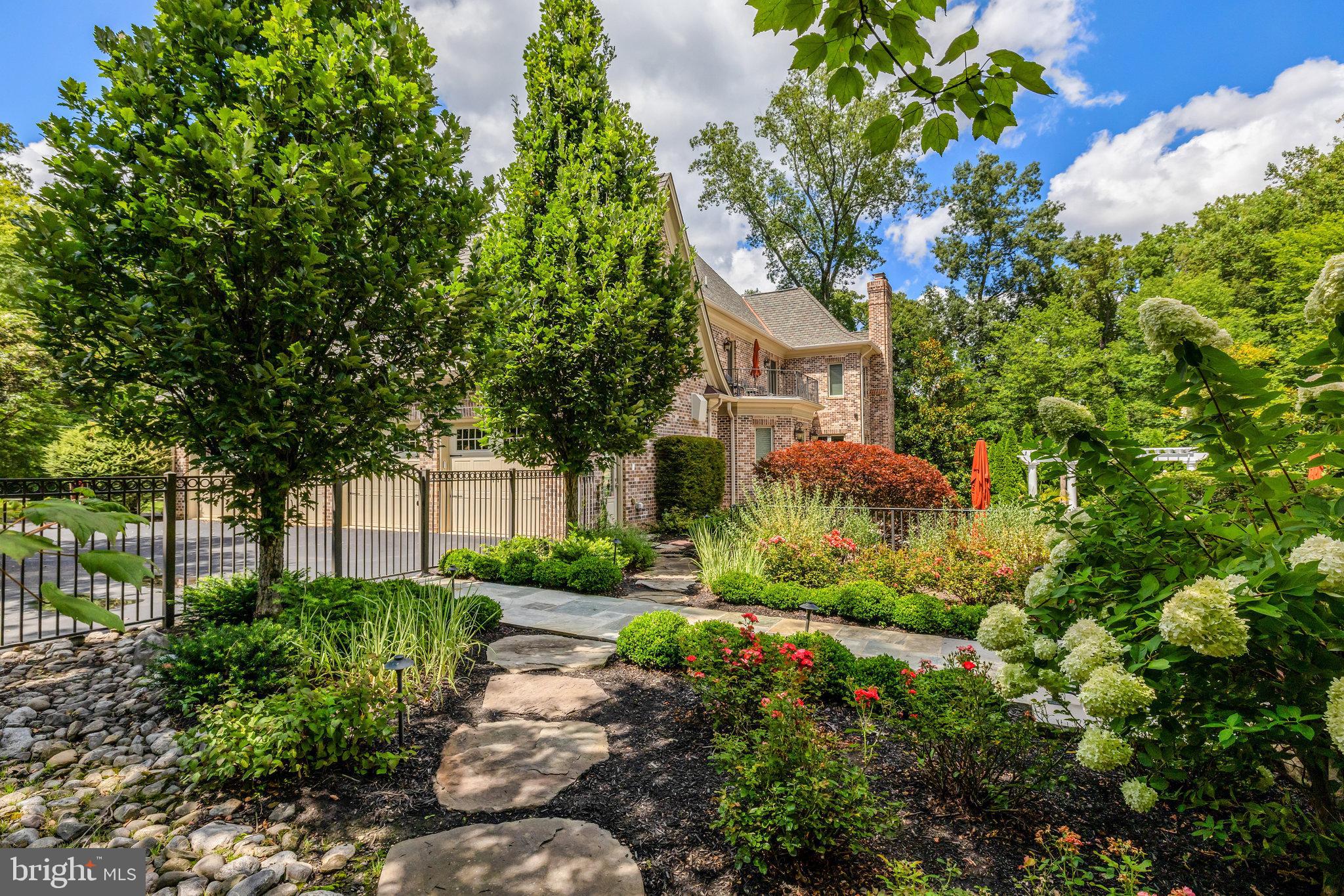 WOODSIDE ESTATES - Residential