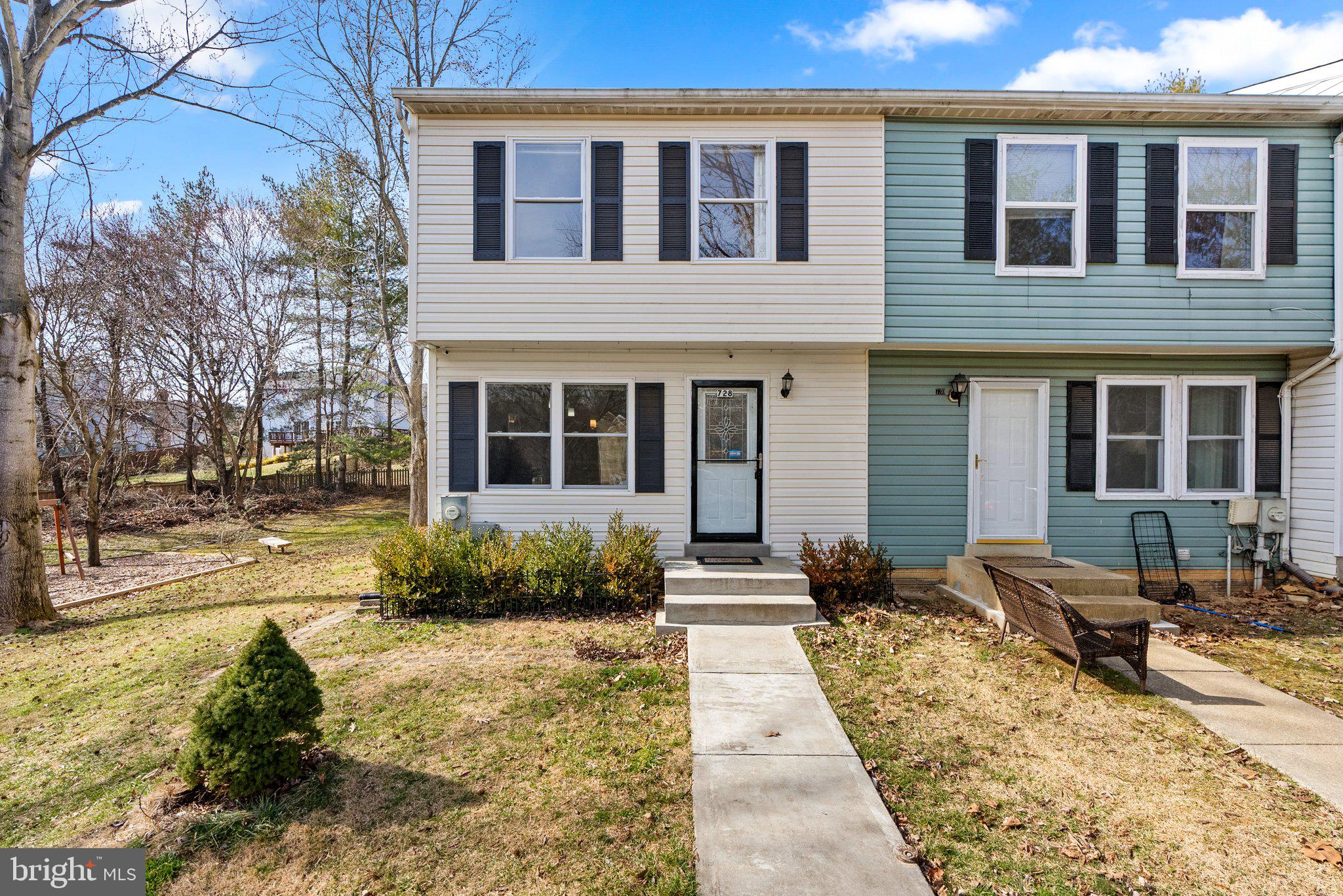 Rarely available! Don't miss this gem in Stonegate! End unit right next to the tot lot with loads of upgrades. All windows have been replaced with vinyl, new carpet, new luxury vinyl flooring, roof replaced in 2019 with new plywood, new siding 2019, Full bath remodeled in 2018 and hardwood floors refinished 2018 as well. Kitchen is updated with granite counters, maple cabinets, fresh glass tile backsplash, 2 full baths, 3 bedrooms, and a fully fenced backyard. This one will not last!!!