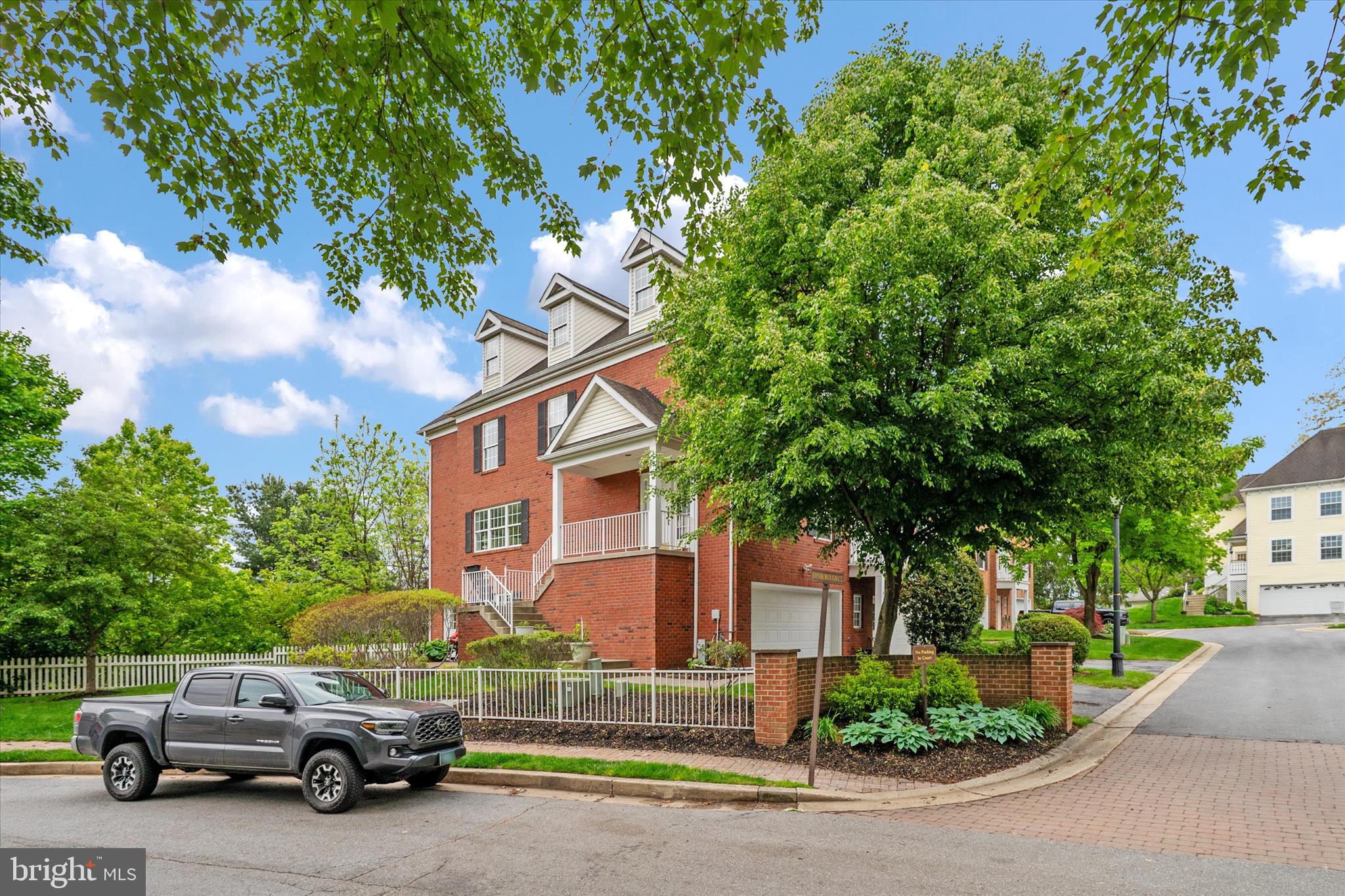 GOLDSBOROUGH MANOR - Residential