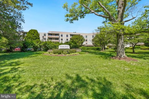 Photo of 7501 Democracy Boulevard #B-128, BETHESDA, MD 20817 (MLS # MDMC2230260)