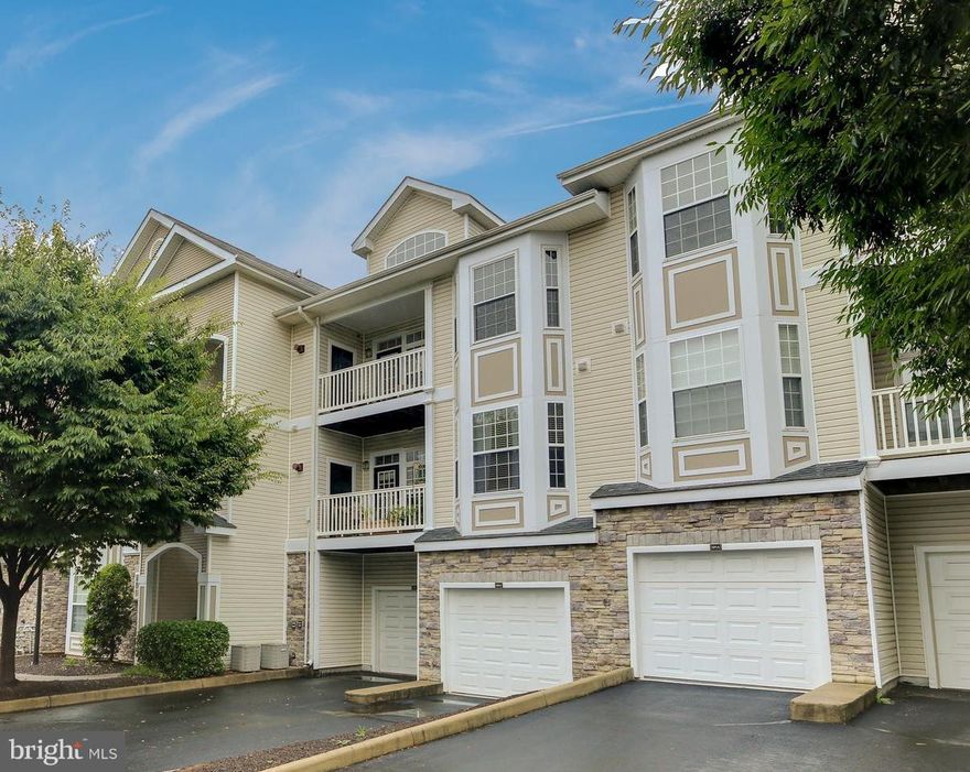 2-level condo in a gated community in Leesburg, 1 bdrm, 1 bth and a loft. Updated kitchen w/ granite counters and SS appliances. Dining room w/ chair rails and shadow boxes. Hardwood floors and crown moldings on main lvl. 2-story living-room w/  plenty natural light and a door to the balcony. Mstr bdrm w/ bay window bump-out and a door to the balcony. New light fixtures and freshly painted.