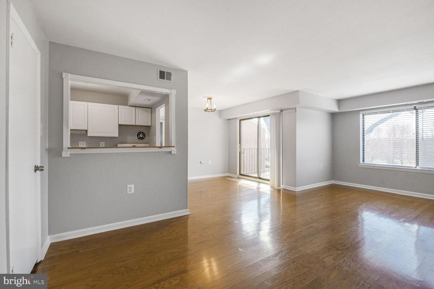 Top floor unit, freshly painted, new carpet in the bedroom, 5 closets & 
a newly installed HVAC system. Great location, convenient to route 7, route 15 and Dulles Toll Road.