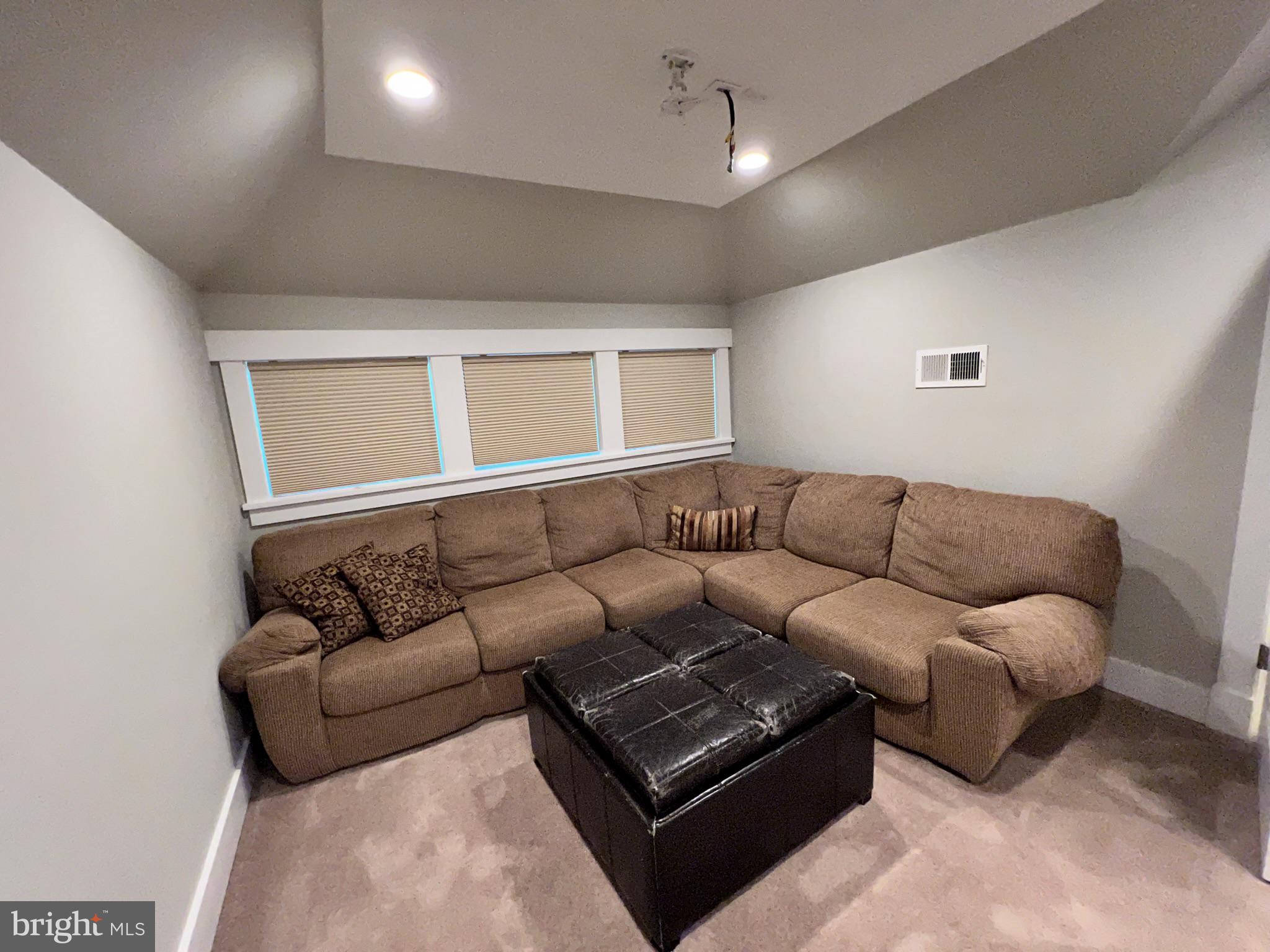 ROCK CREEK KNOLLS - Residential Lease