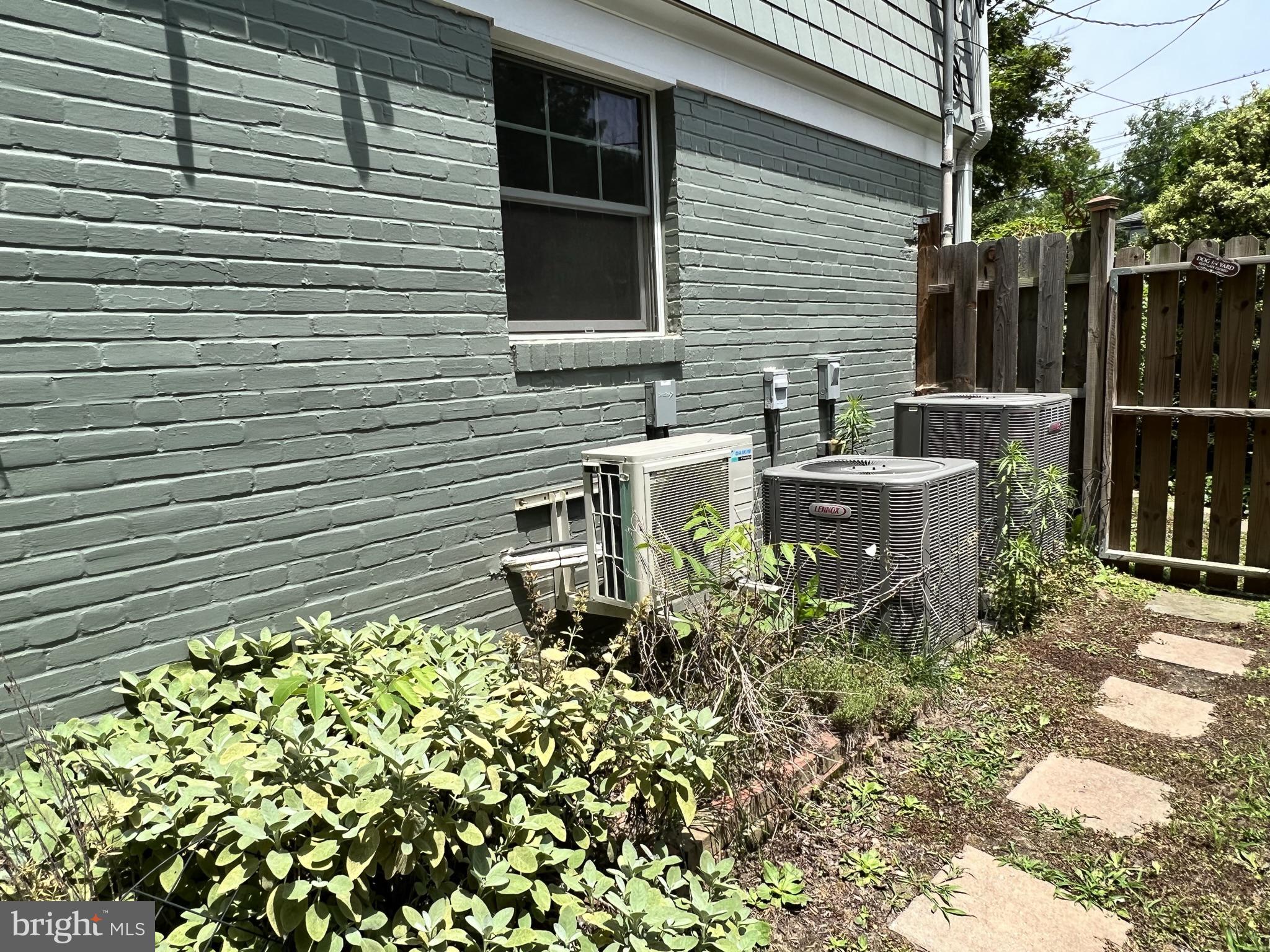 ROCK CREEK KNOLLS - Residential Lease