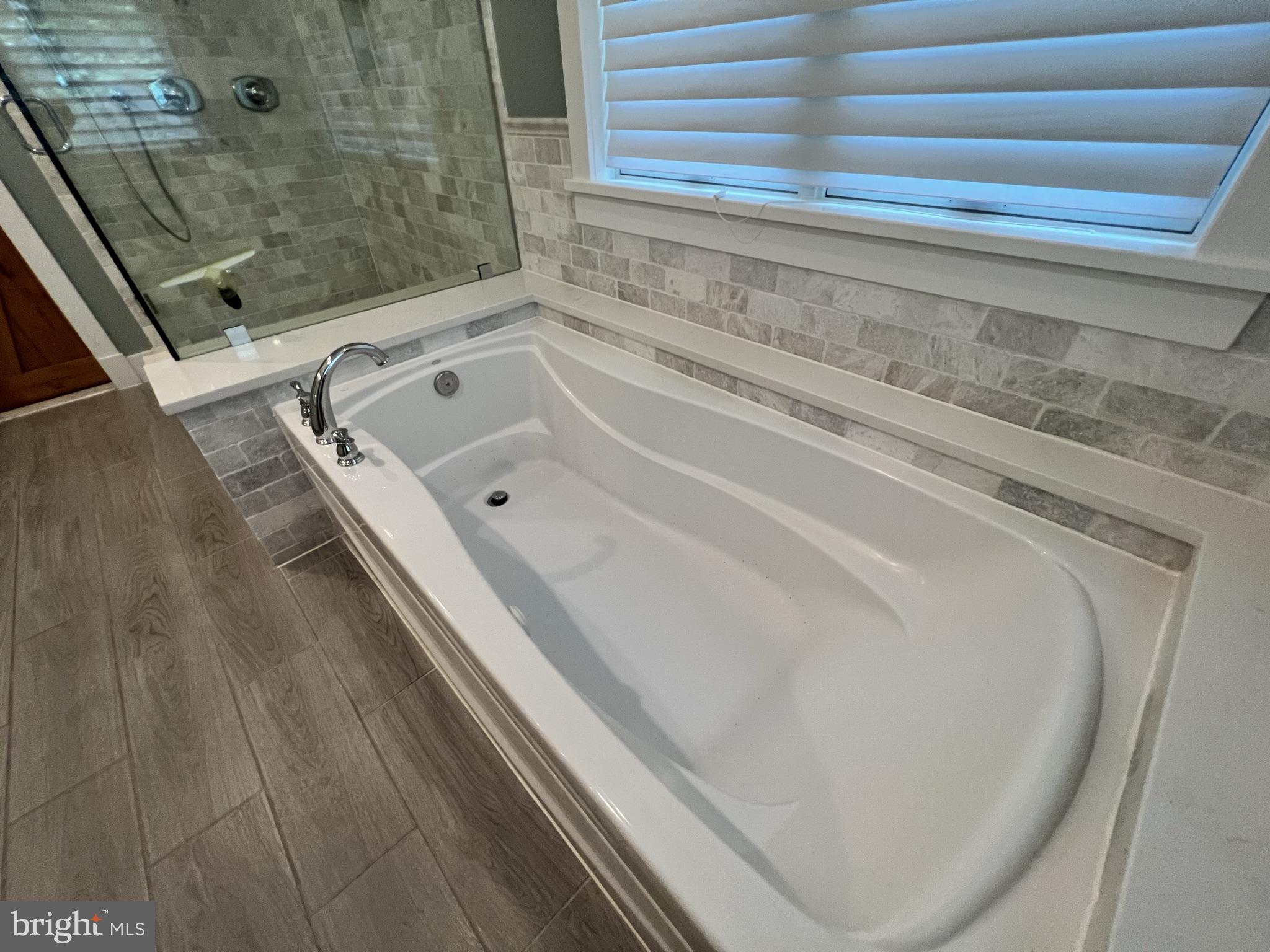 ROCK CREEK KNOLLS - Residential Lease