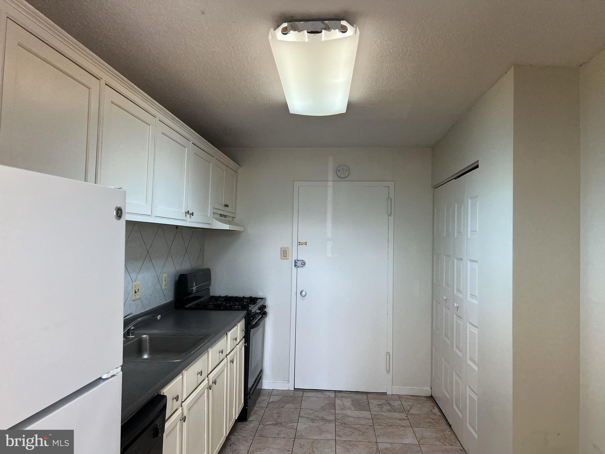 TOWERS IN WESTCHESTER PARK - Residential