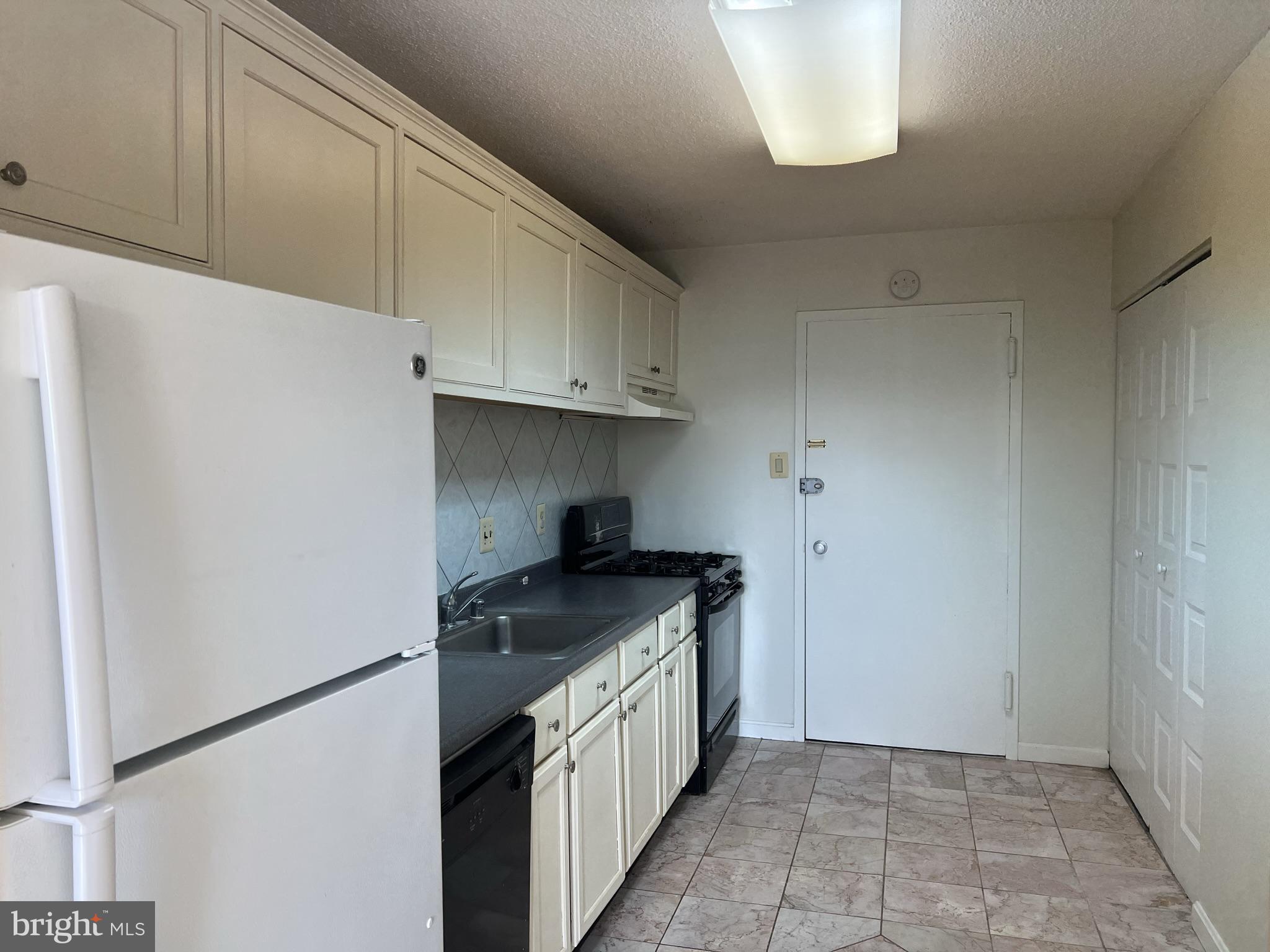 TOWERS IN WESTCHESTER PARK - Residential