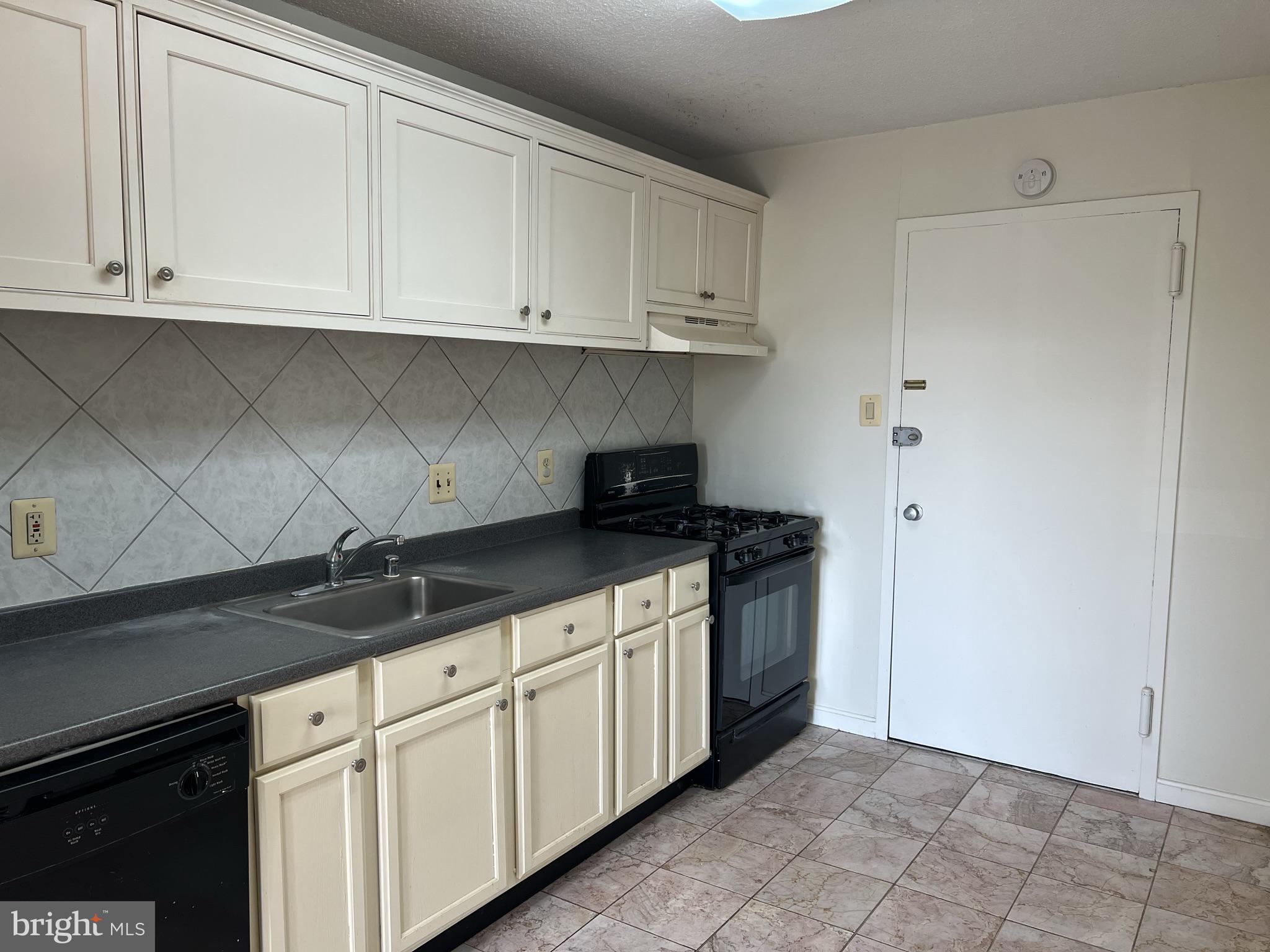 TOWERS IN WESTCHESTER PARK - Residential