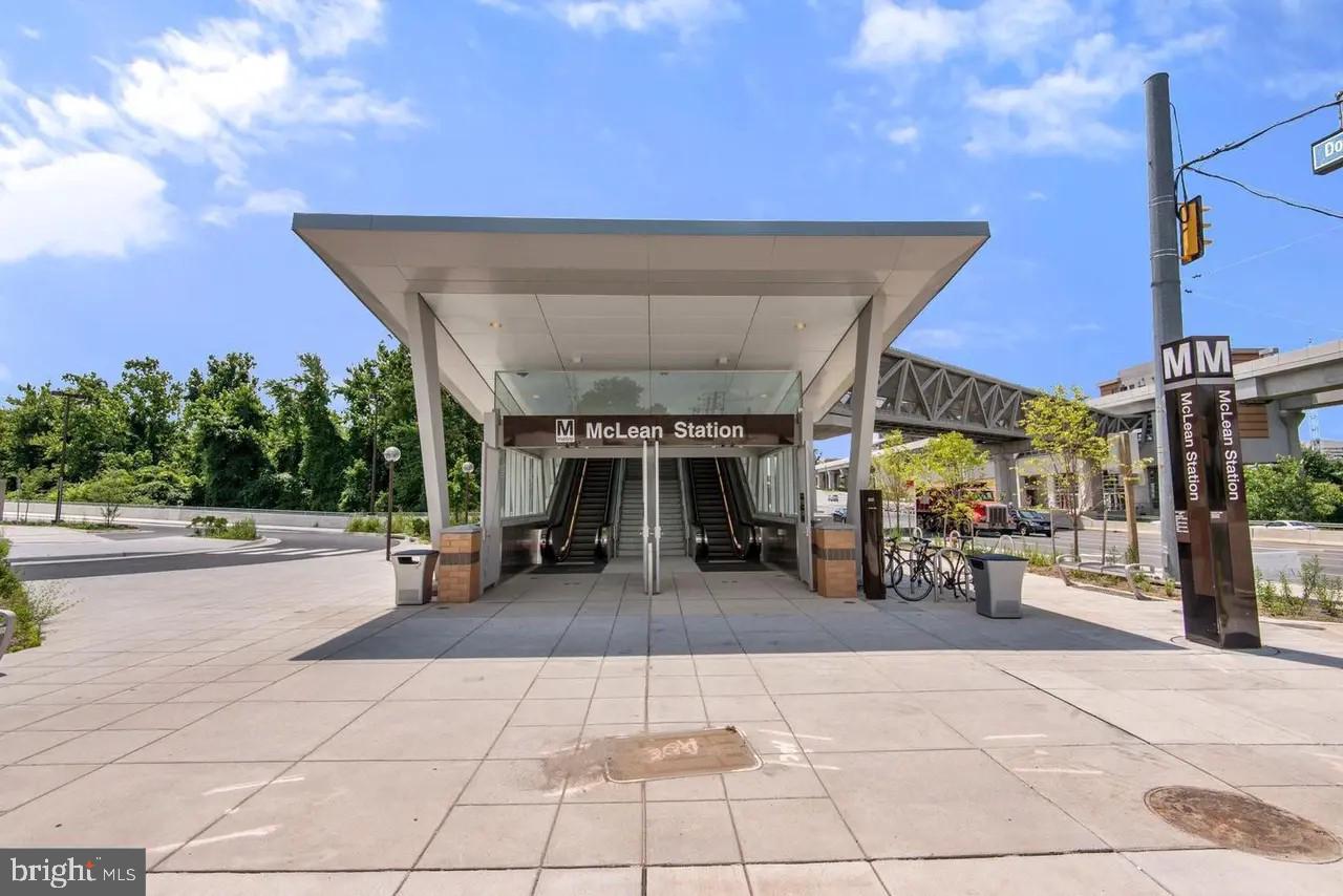 GATES OF MCLEAN - Residential