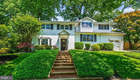 Photo of 7503 WHITTIER BLVD, BETHESDA, MD 20817 (MLS # MDMC2093516)