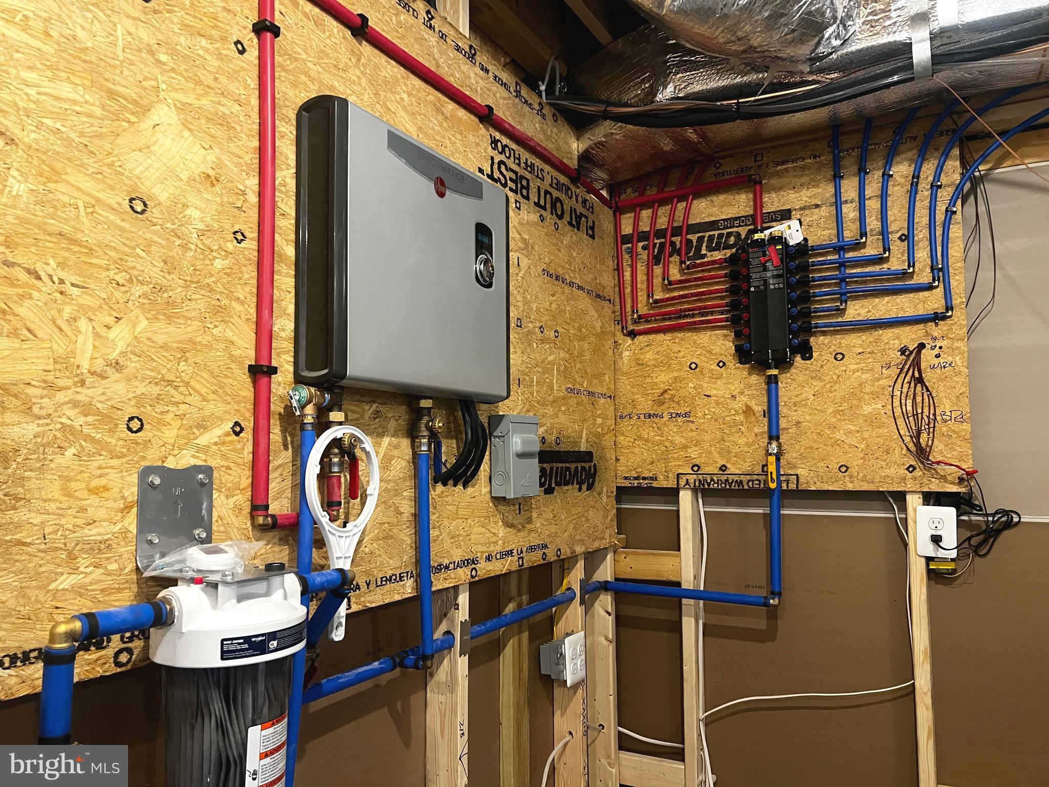 COLONIAL VILLAGE - Residential