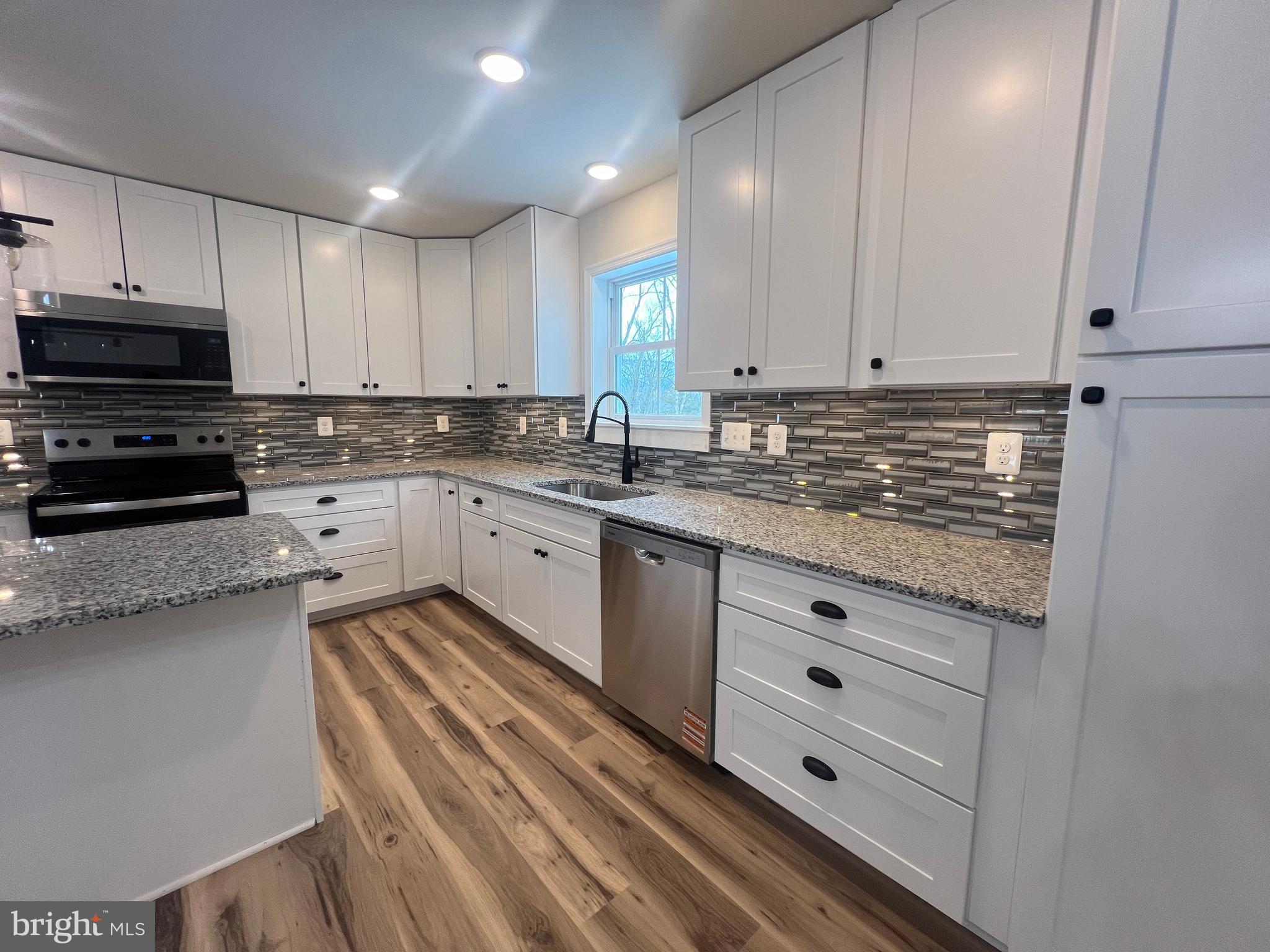 COLONIAL VILLAGE - Residential