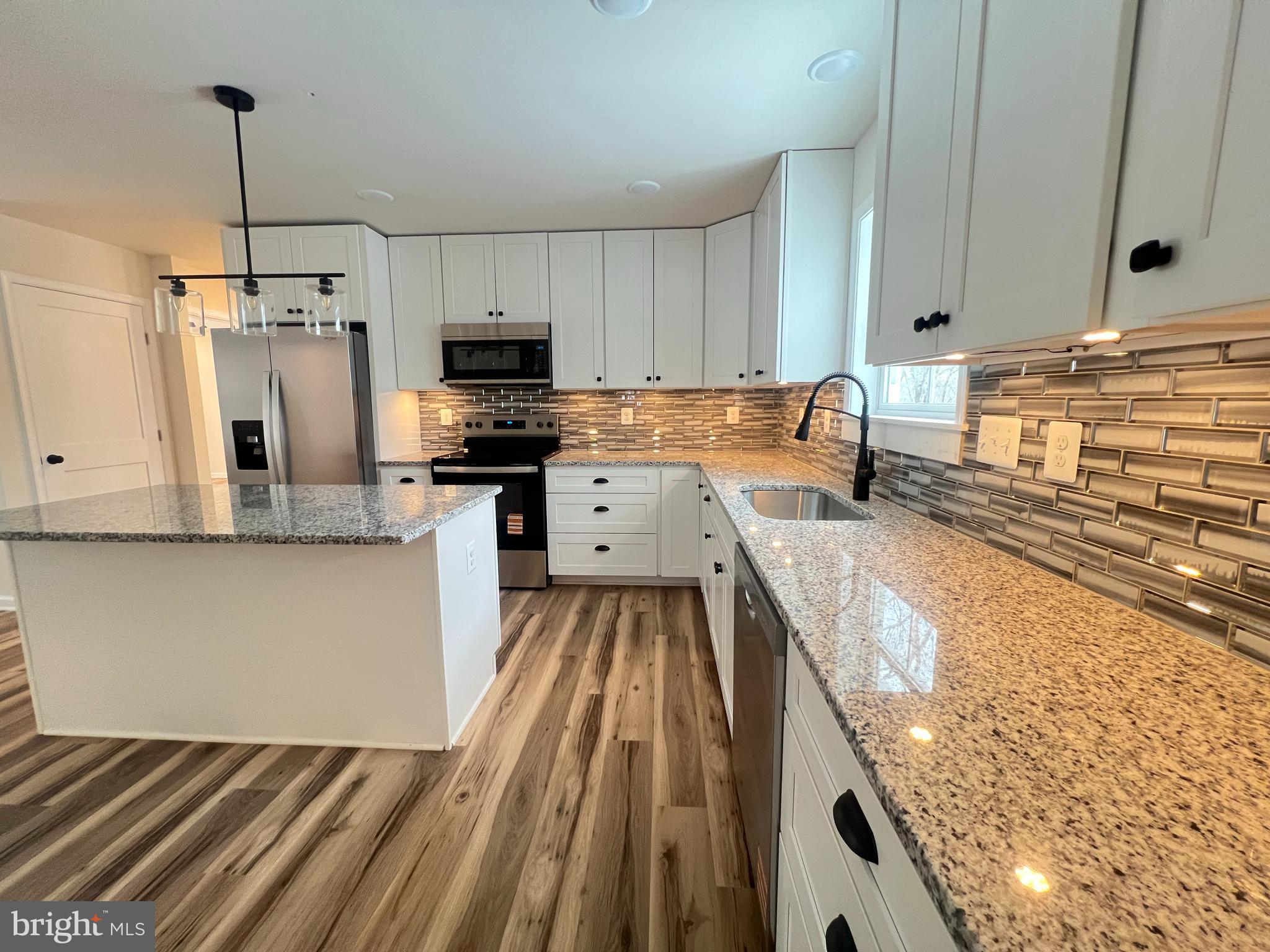 COLONIAL VILLAGE - Residential