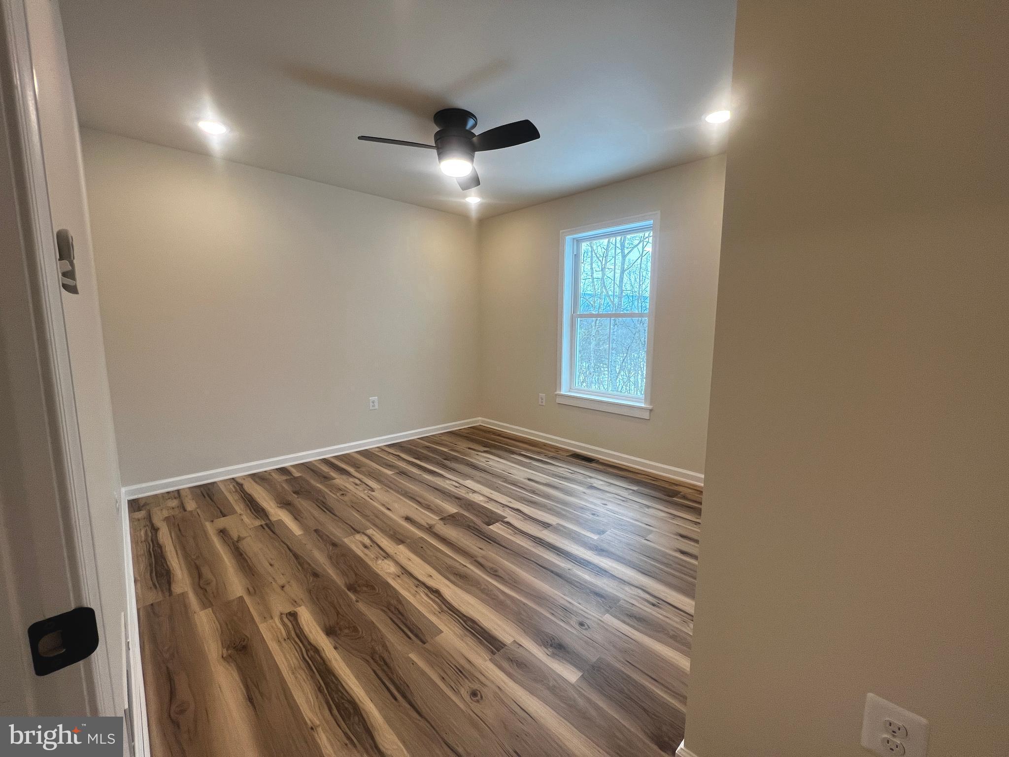 COLONIAL VILLAGE - Residential