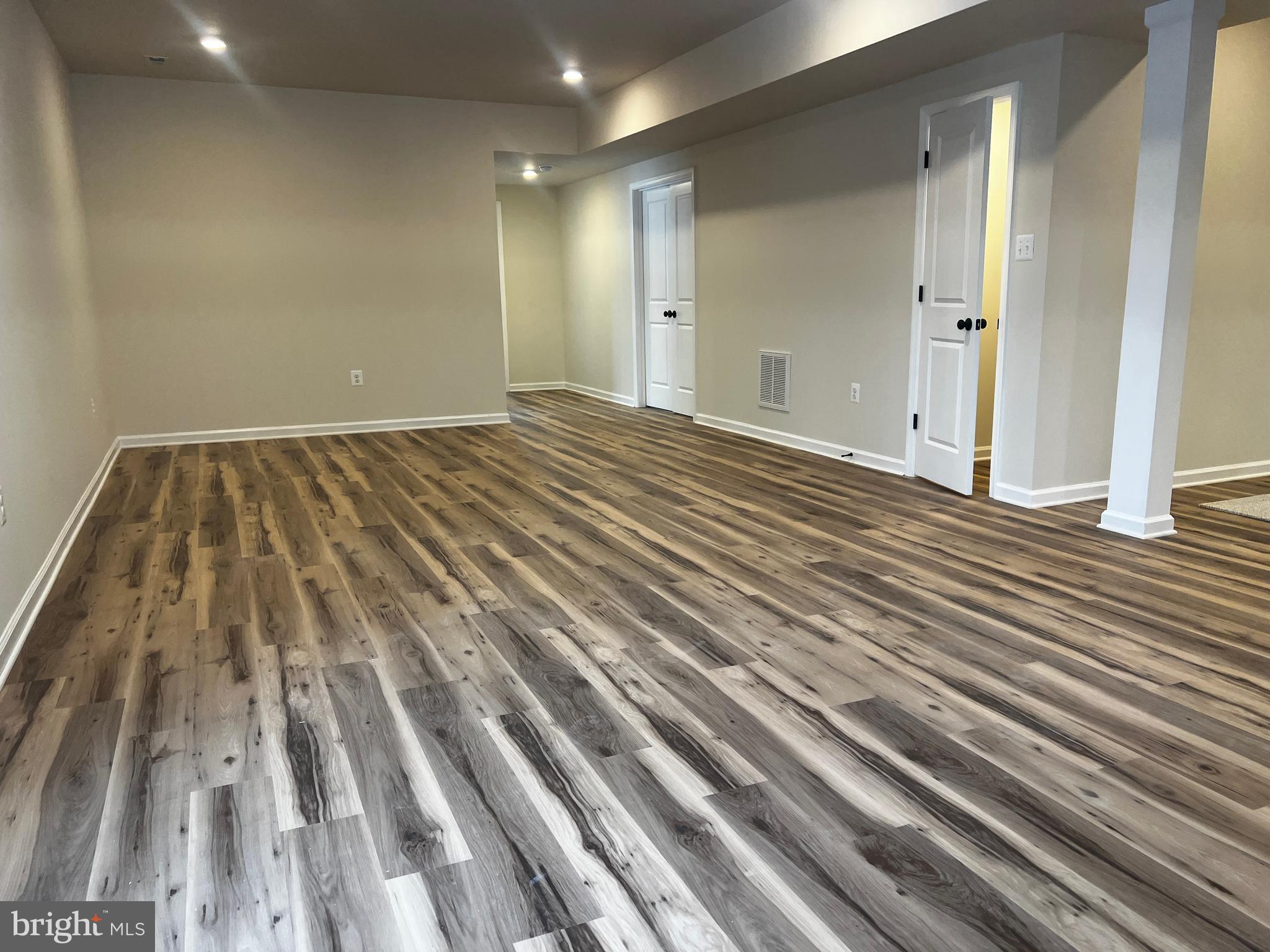 COLONIAL VILLAGE - Residential