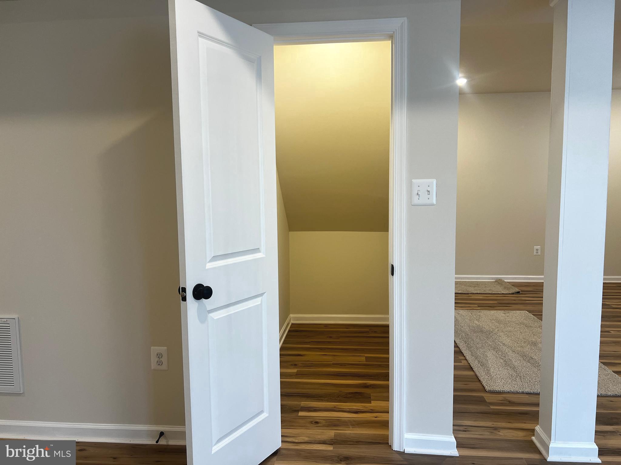 COLONIAL VILLAGE - Residential