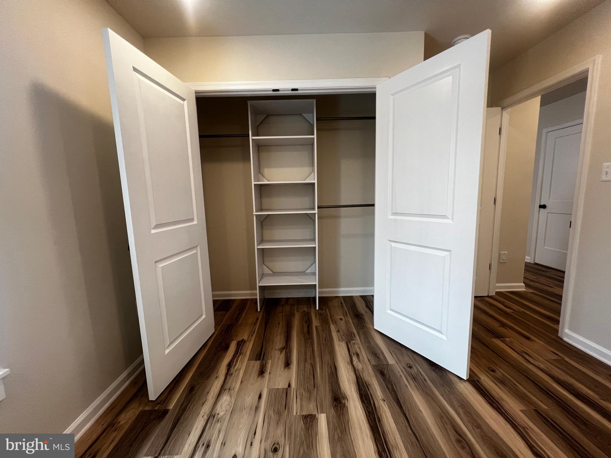 COLONIAL VILLAGE - Residential