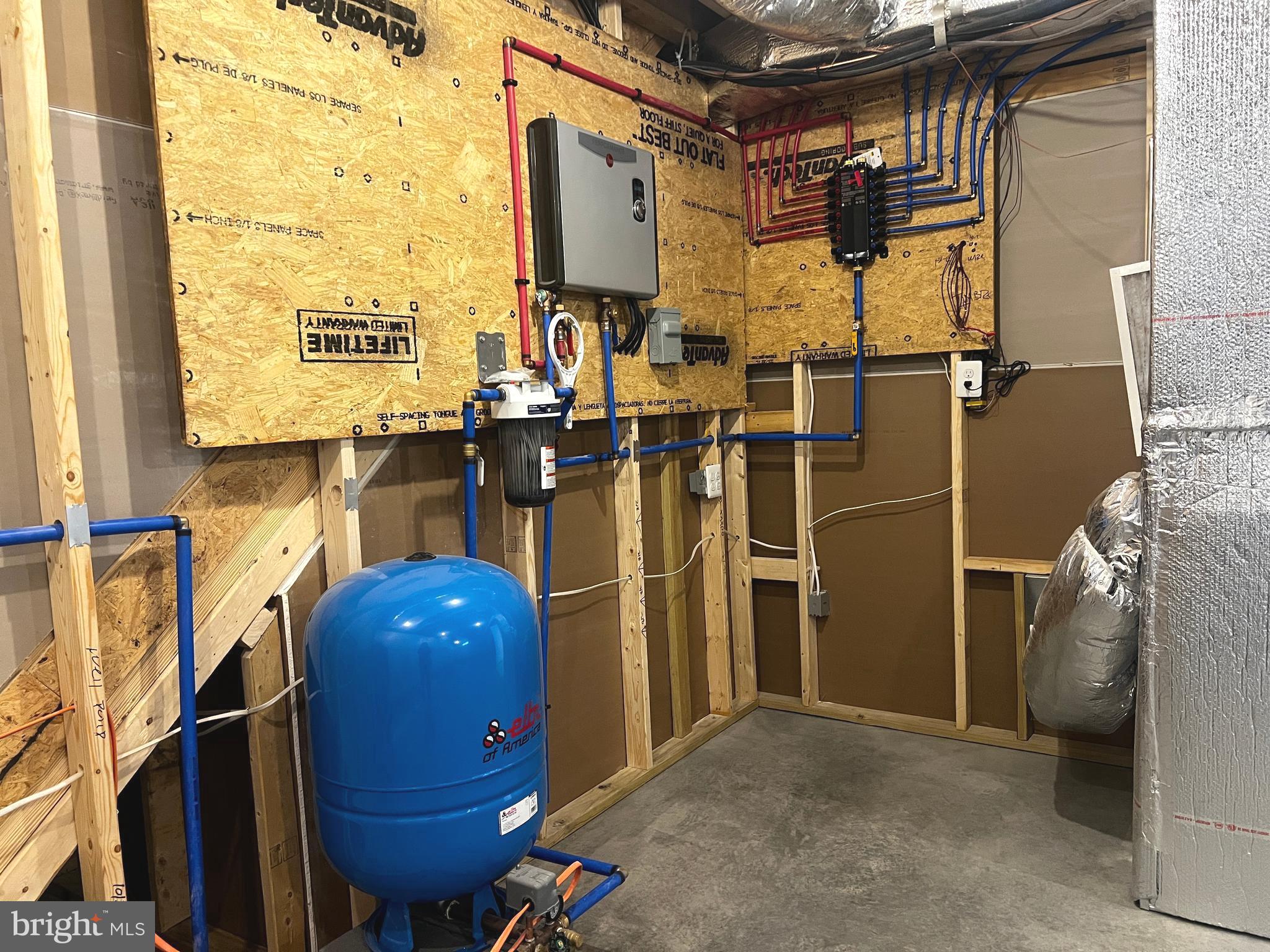 COLONIAL VILLAGE - Residential