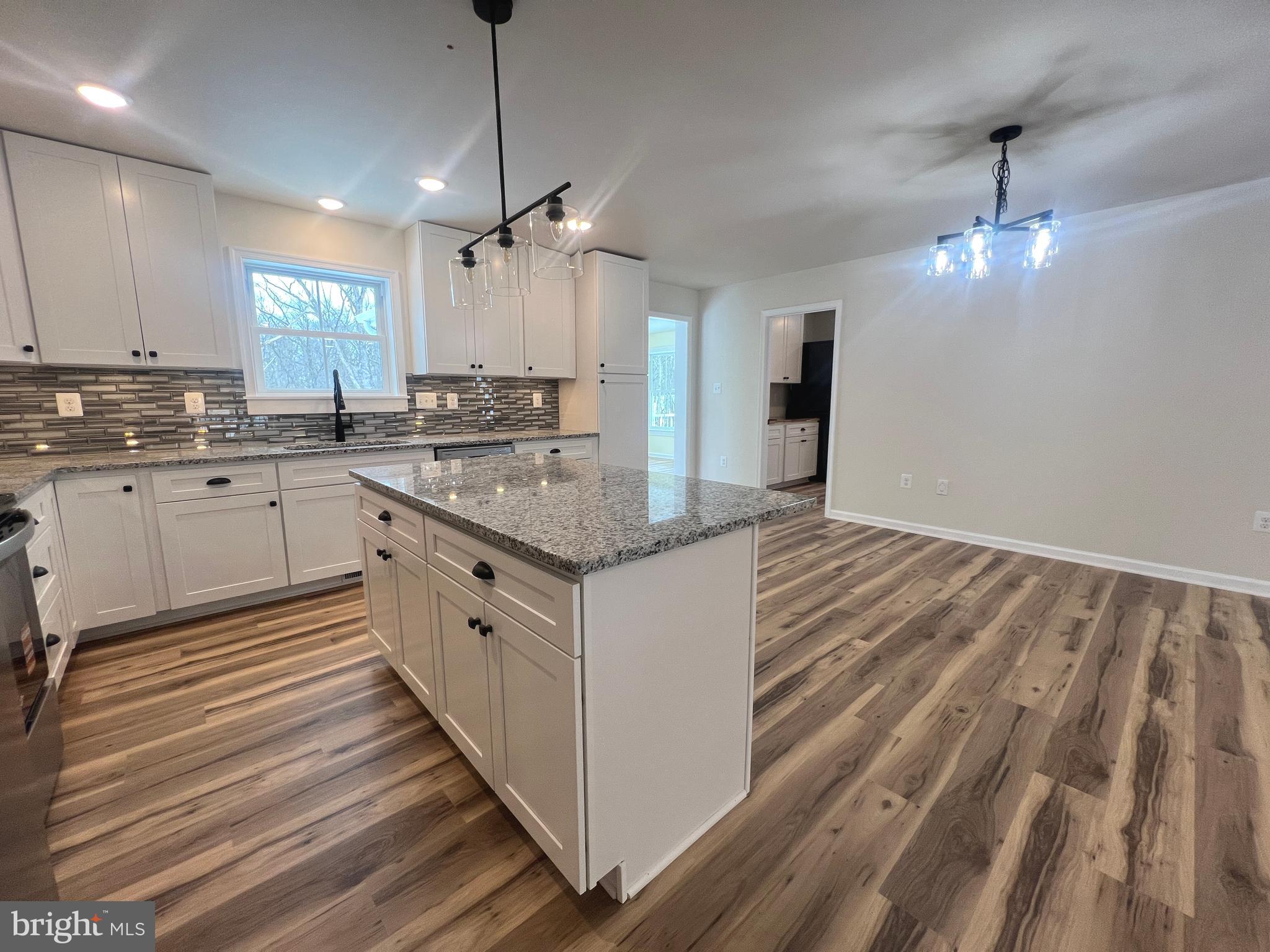 COLONIAL VILLAGE - Residential