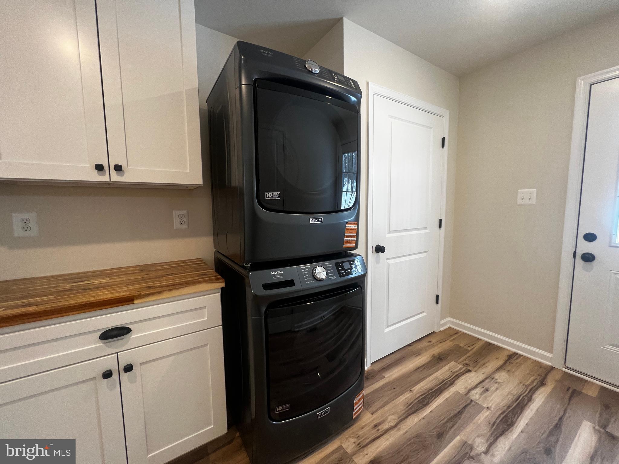 COLONIAL VILLAGE - Residential