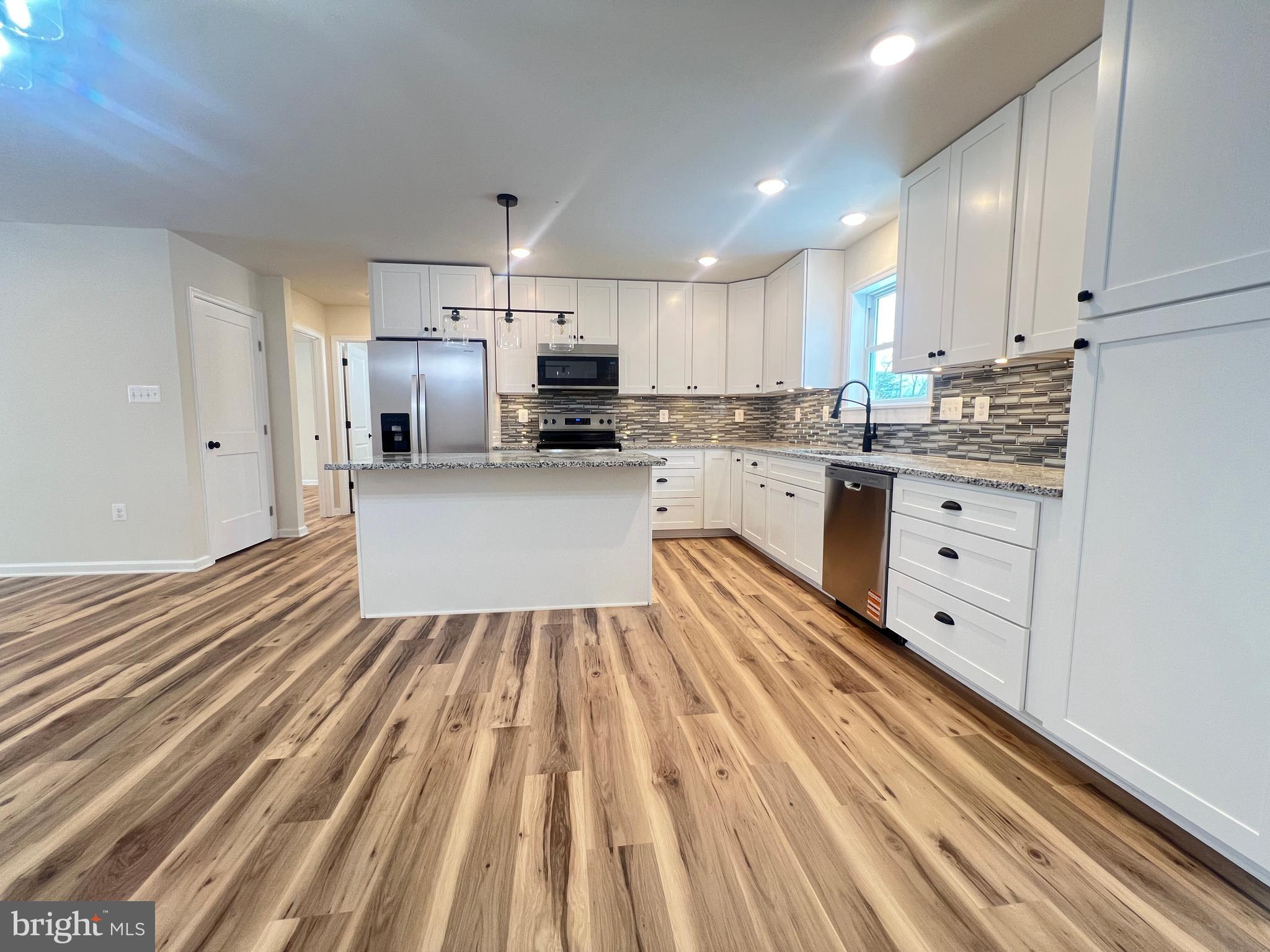 COLONIAL VILLAGE - Residential