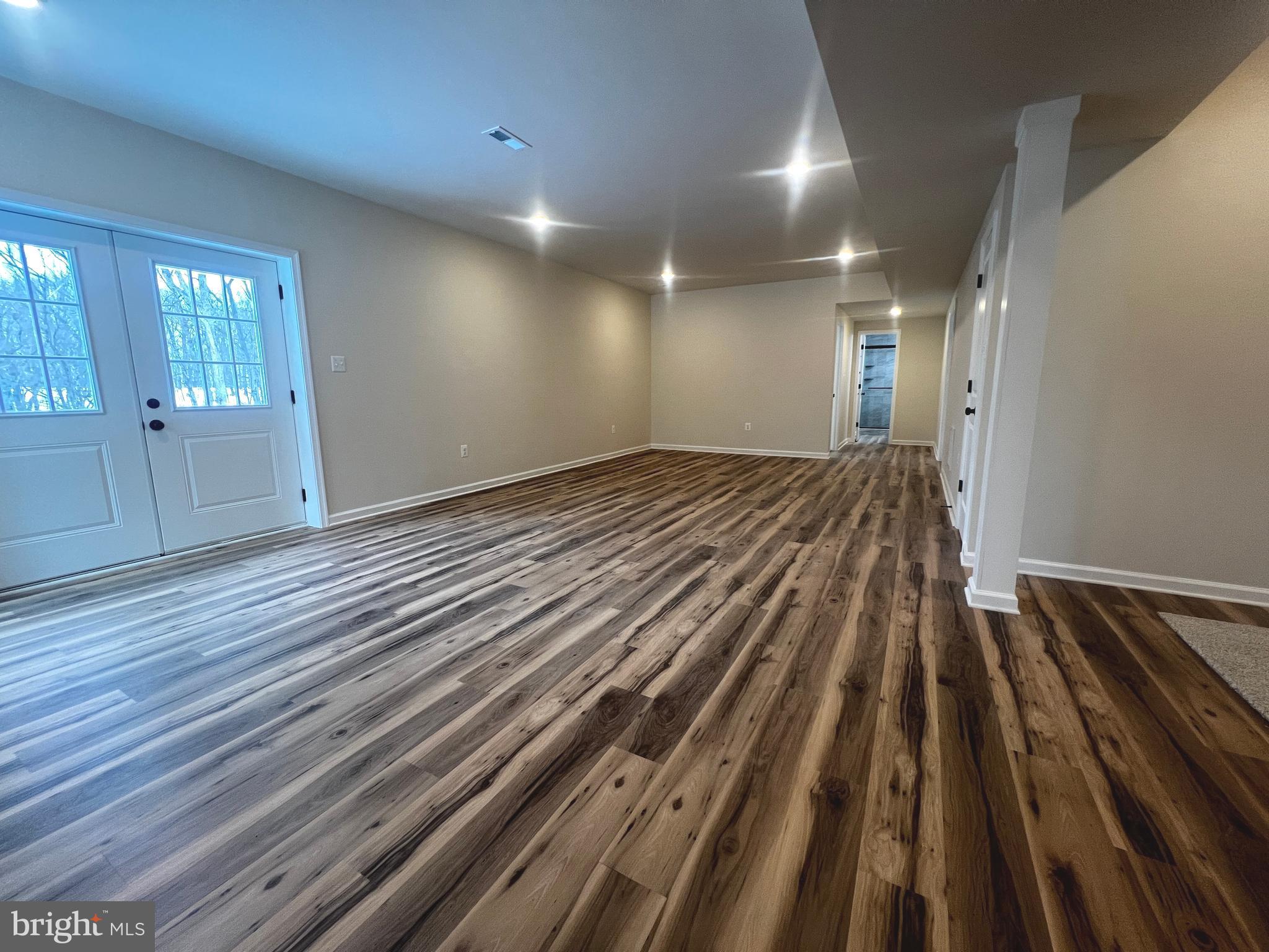 COLONIAL VILLAGE - Residential