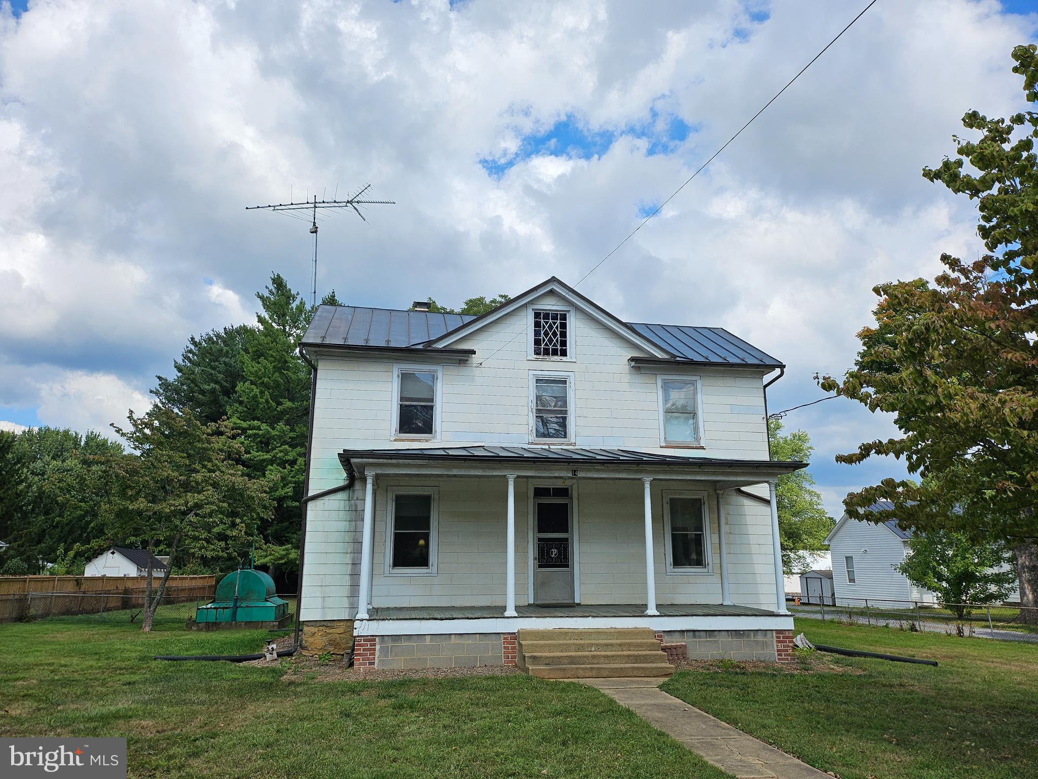 TOWN OF ROUND HILL - Residential