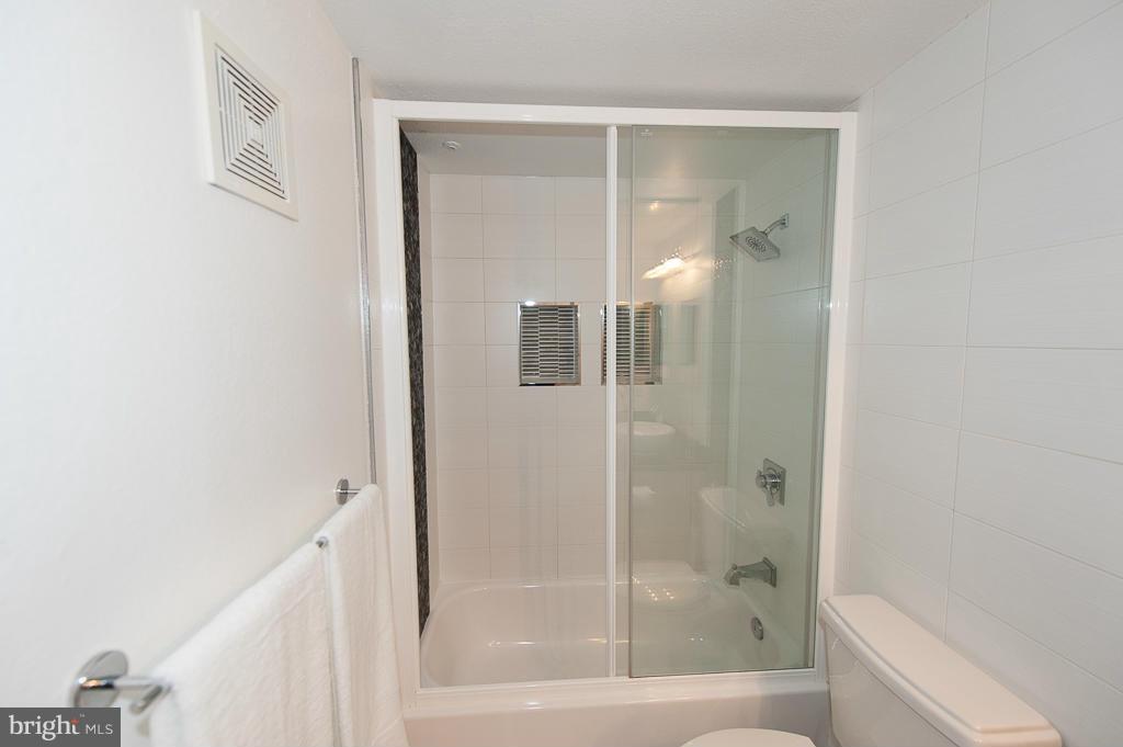 GATES OF MCLEAN - Residential Lease