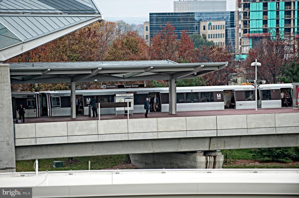 GATES OF MCLEAN - Residential Lease