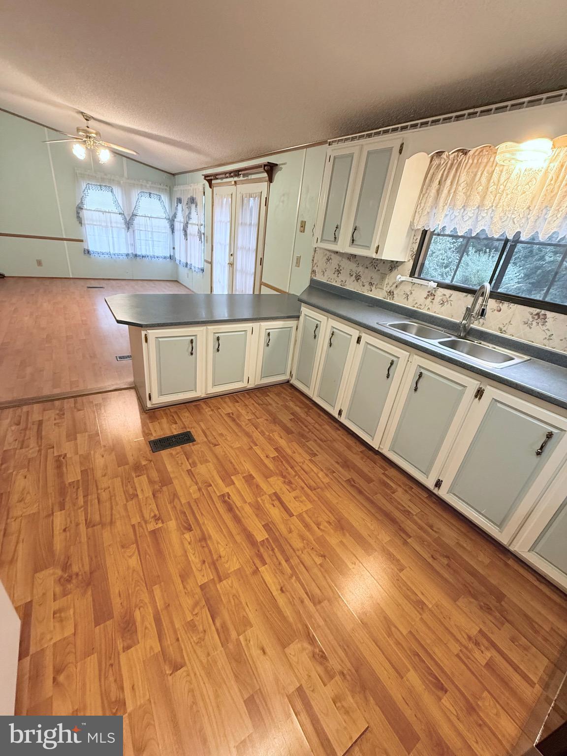 BUSH RIVER MANOR - Residential