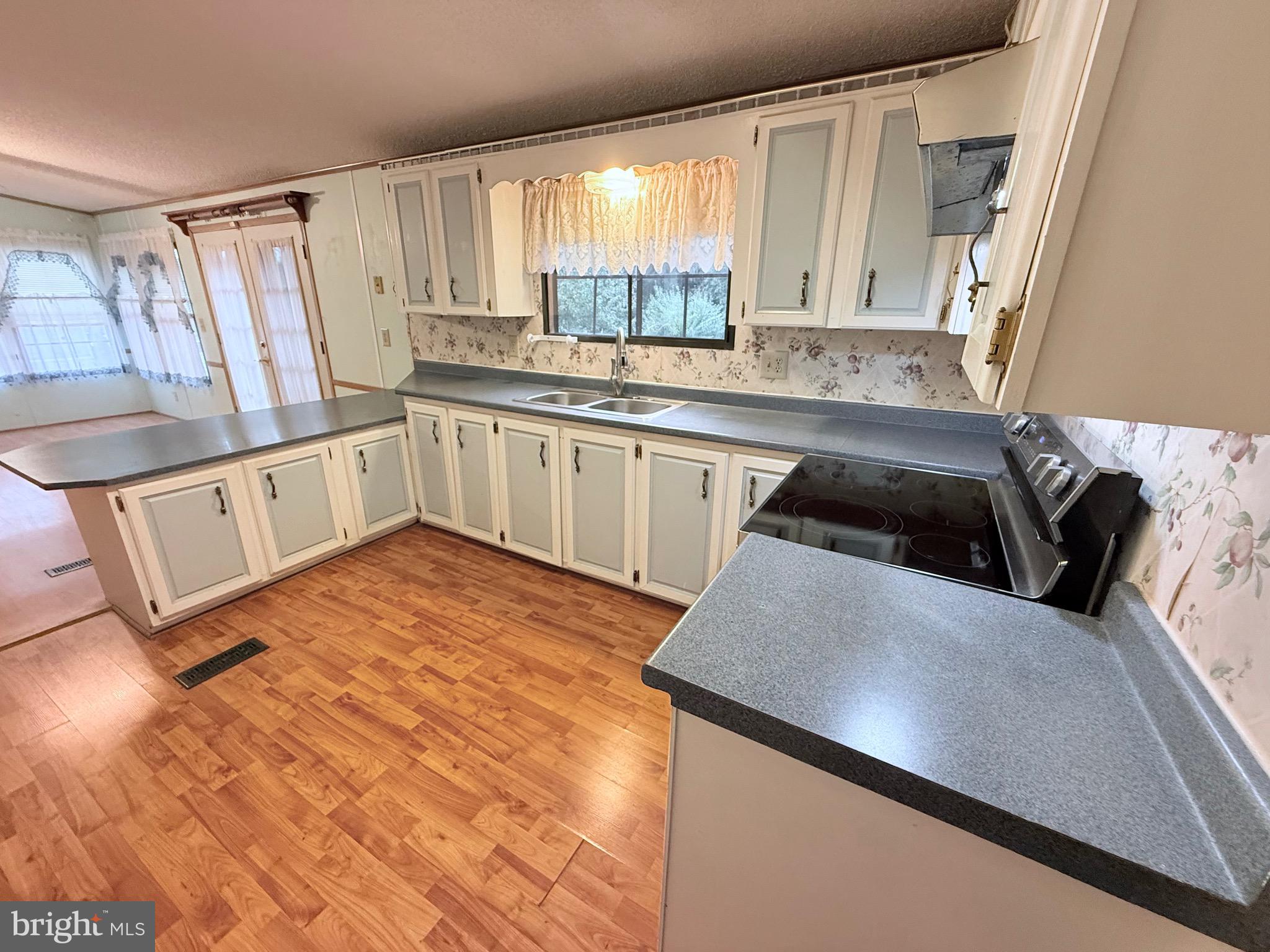 BUSH RIVER MANOR - Residential