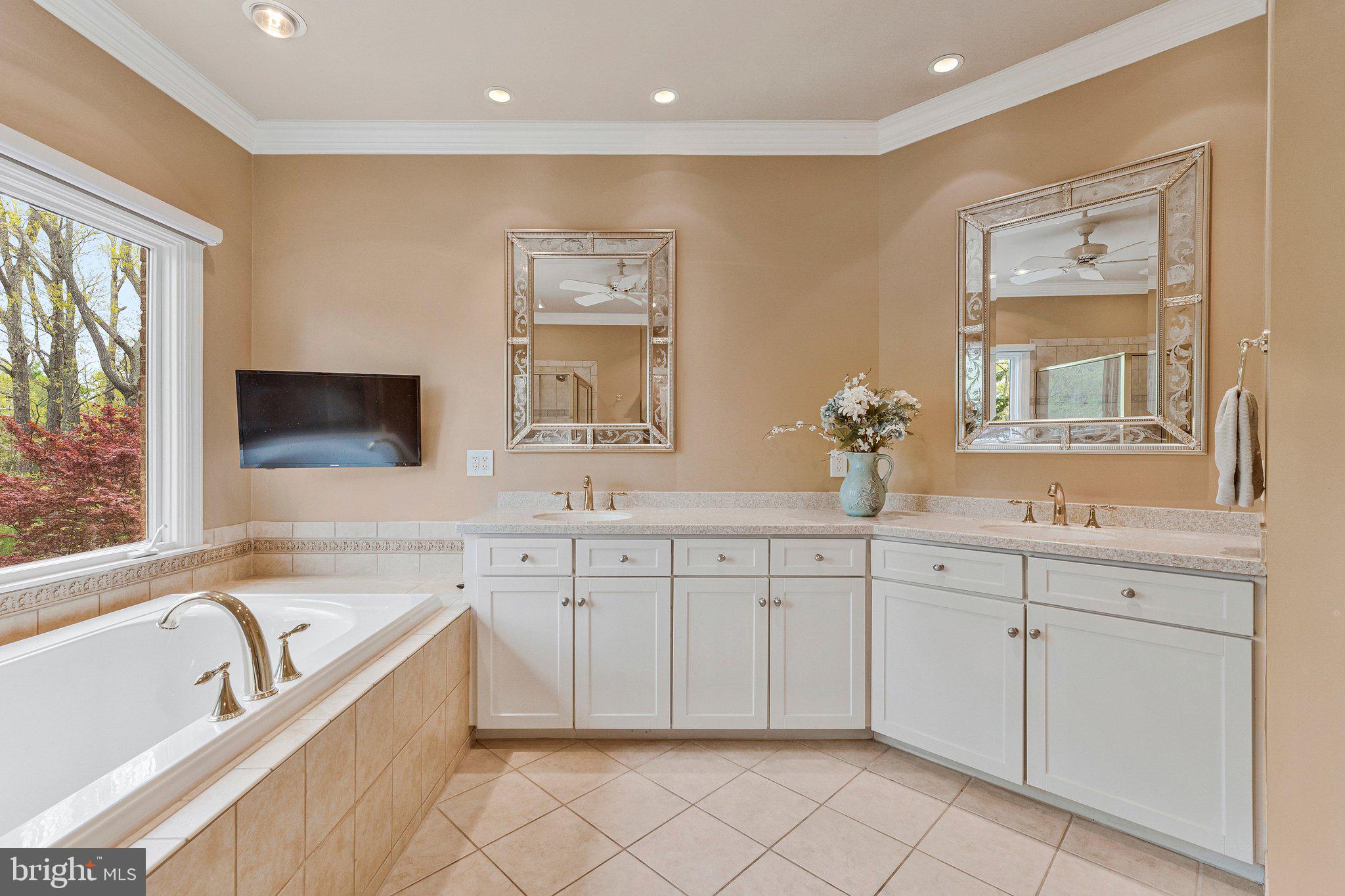 HUNTERS END - Residential