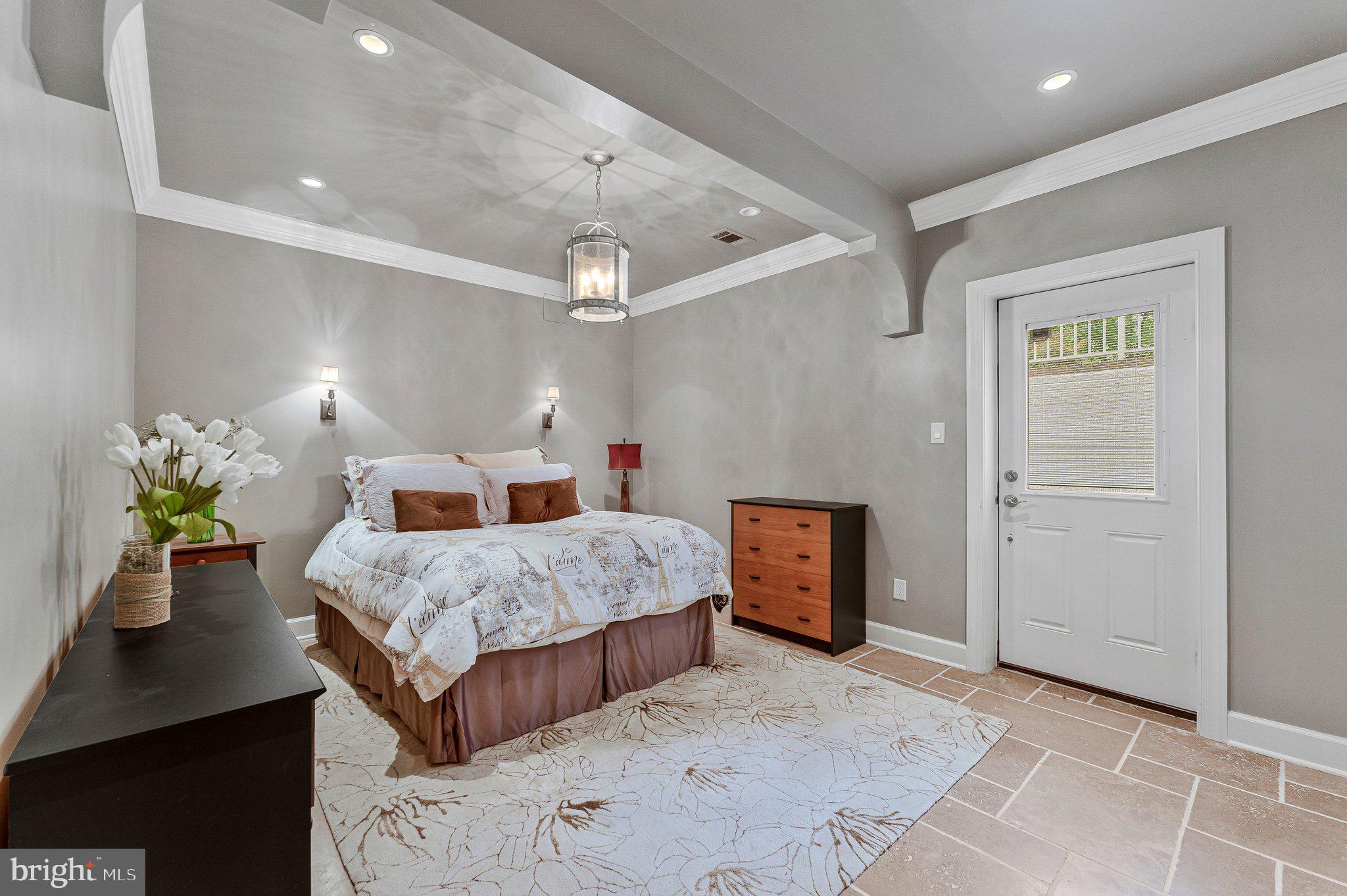 HUNTERS END - Residential