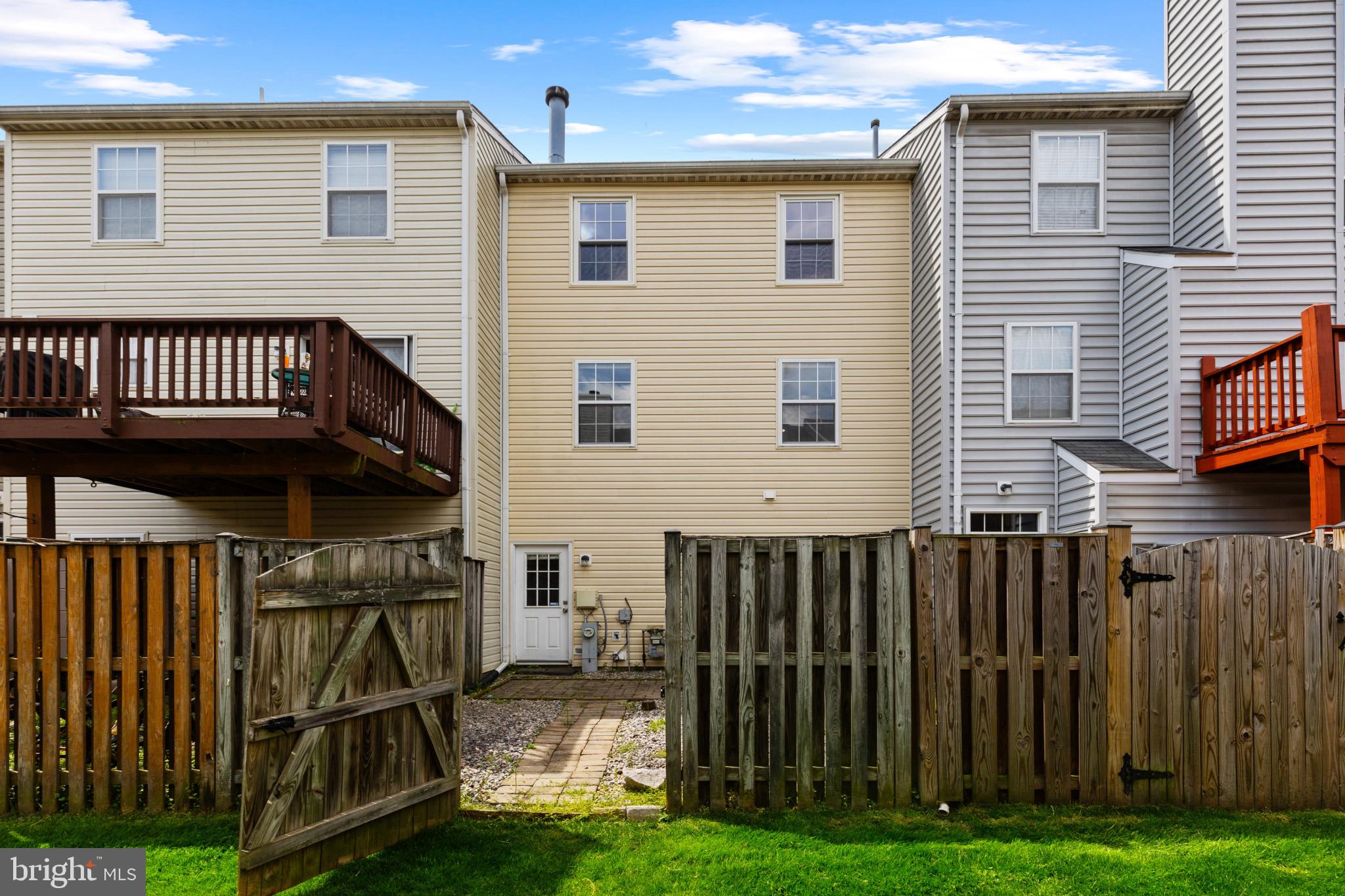 STONEHAVEN MEWS IN CROFTON VILLAGE - Residential Lease