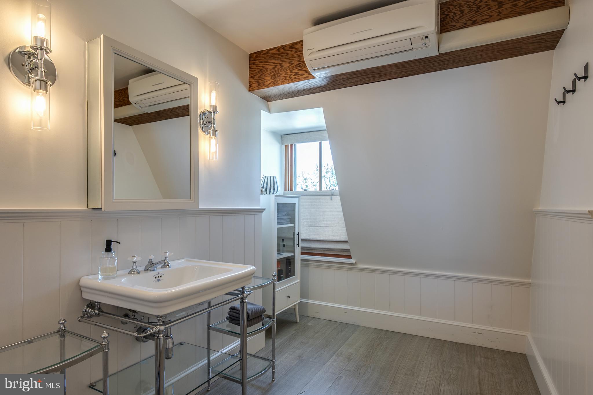 WOLFE ALLEY - Residential