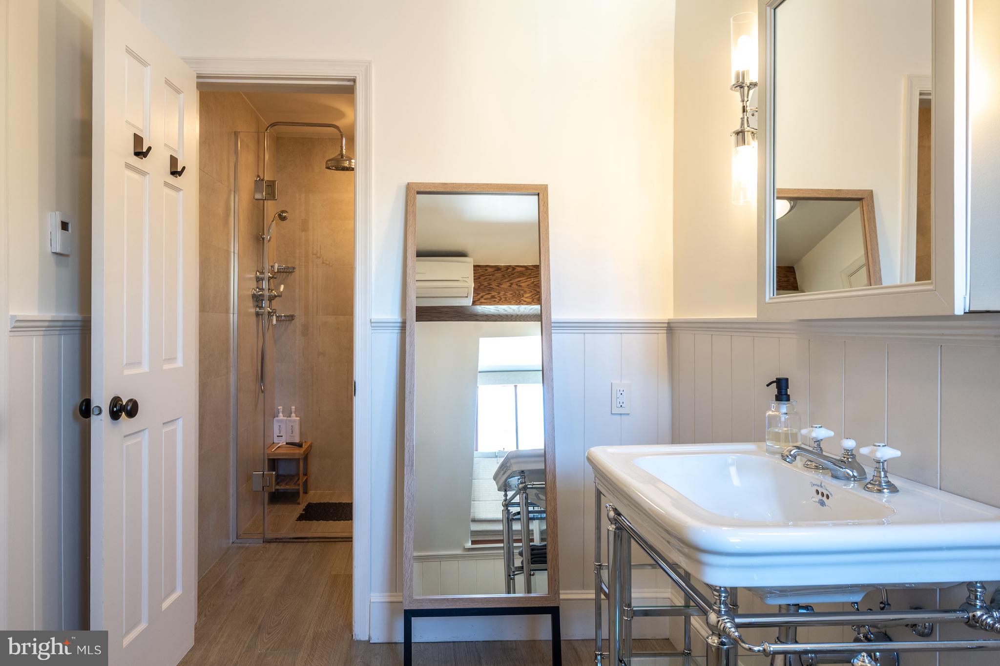 WOLFE ALLEY - Residential