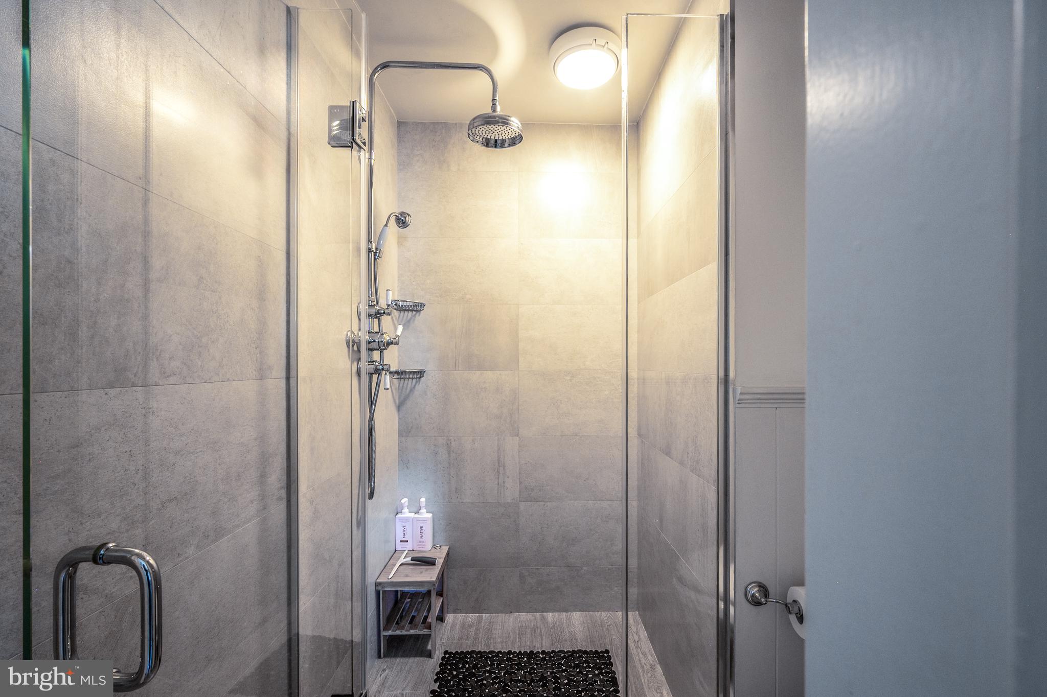 WOLFE ALLEY - Residential