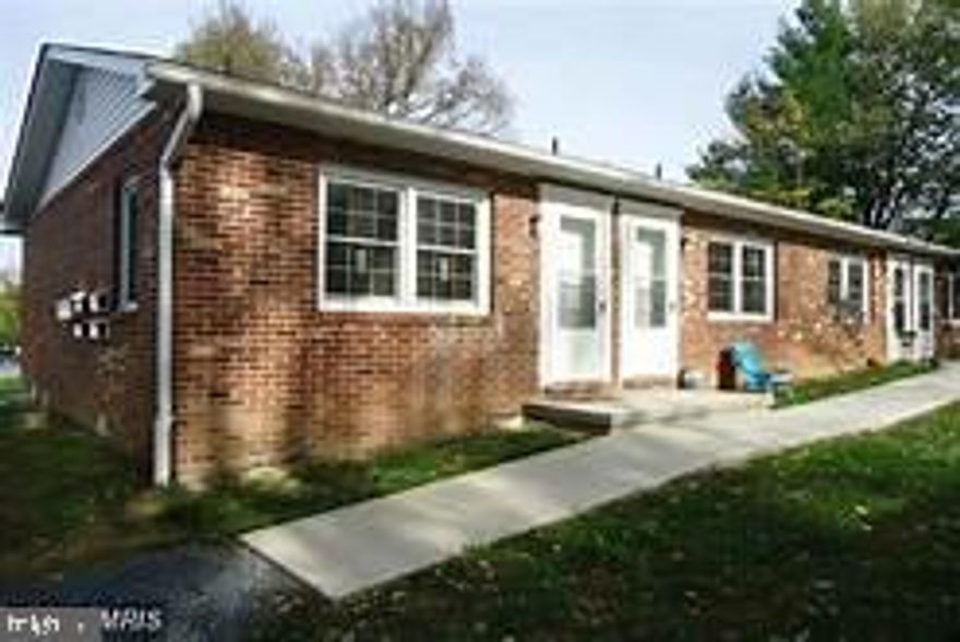 Great 1 bed, 1 bathroom apartment with grand room and combo kitchen.  Closely located to shopping and dinning