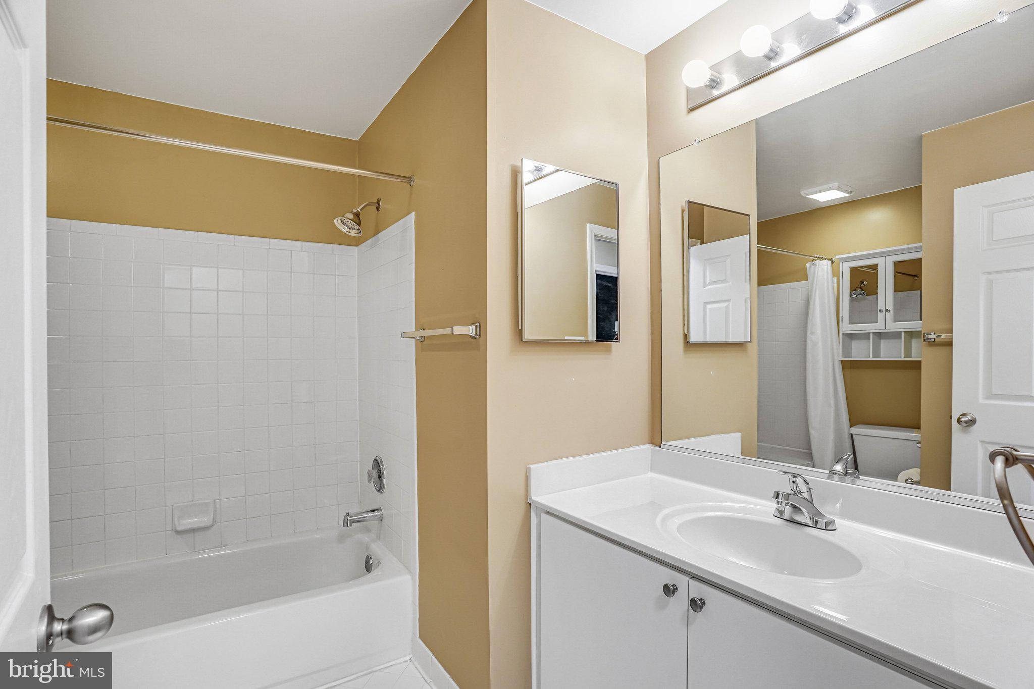 ASHBURN VILLAGE - Residential