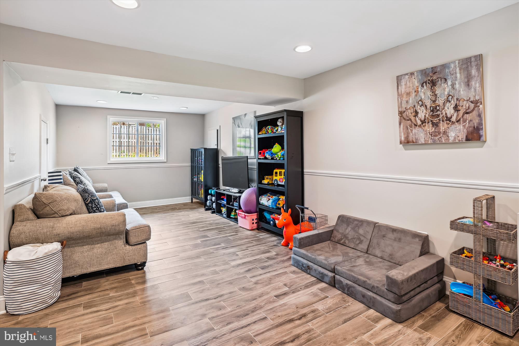 WHISPERING WOODS - Residential