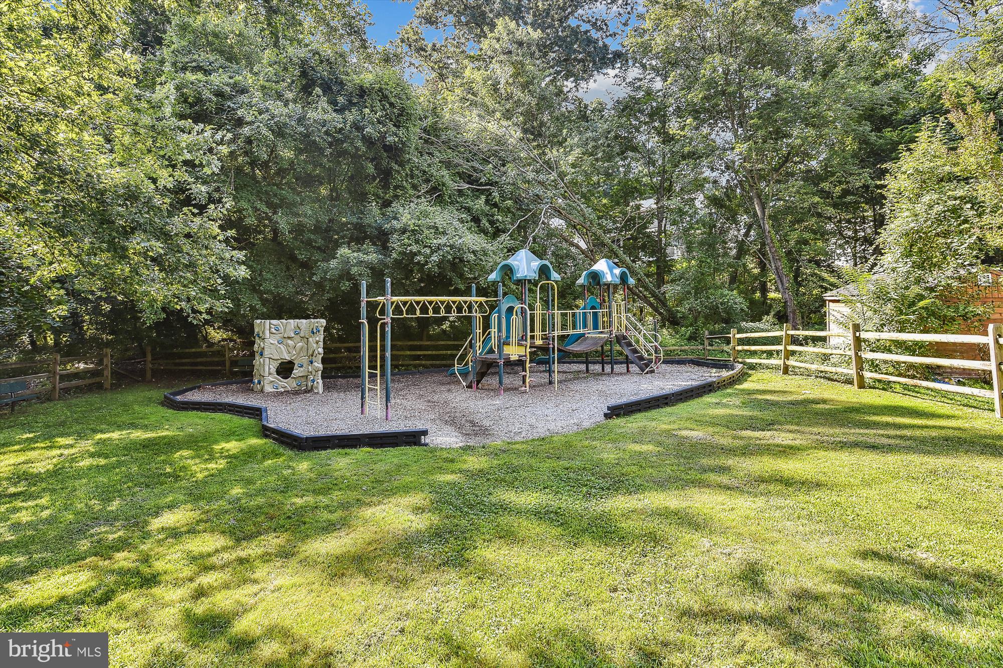 WHISPERING WOODS - Residential