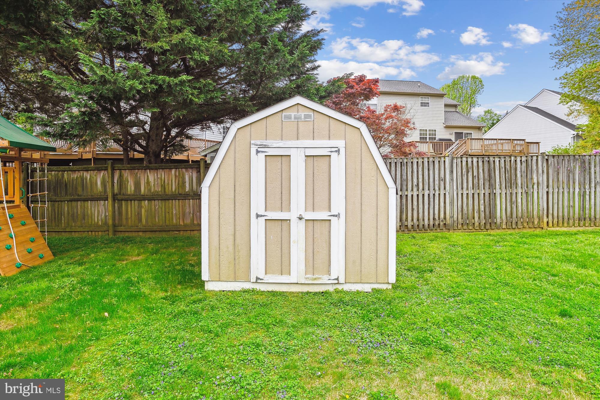 WHISPERING WOODS - Residential