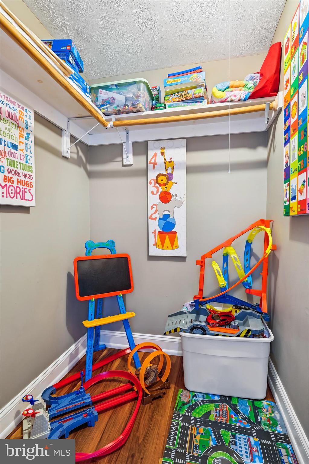 WHISPERING WOODS - Residential