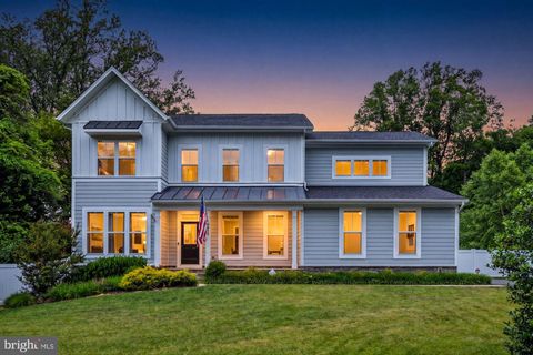 Photo of 9932 Clearfield Avenue, VIENNA, VA 22181 (MLS # VAFX2323470)